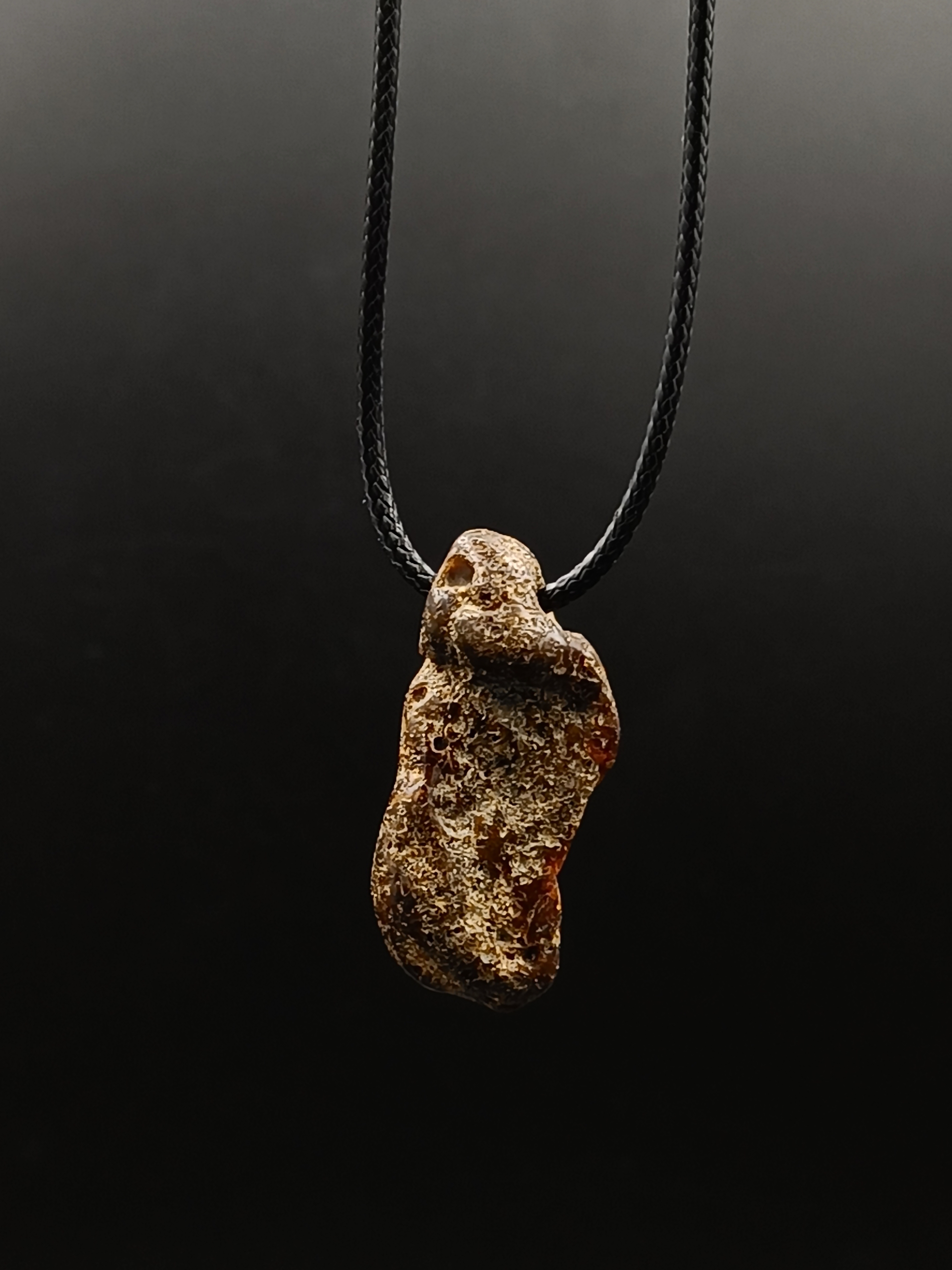 Wisiorek. Naturalny bursztyn bałtycki.