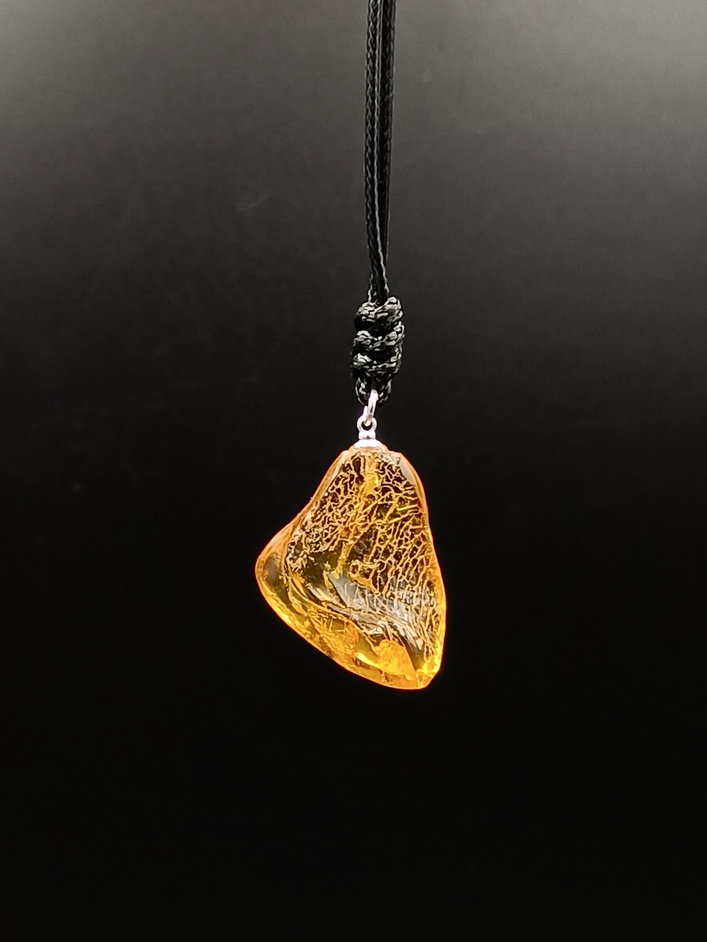 Wisiorek. Naturalny bursztyn bałtycki i srebro 925.