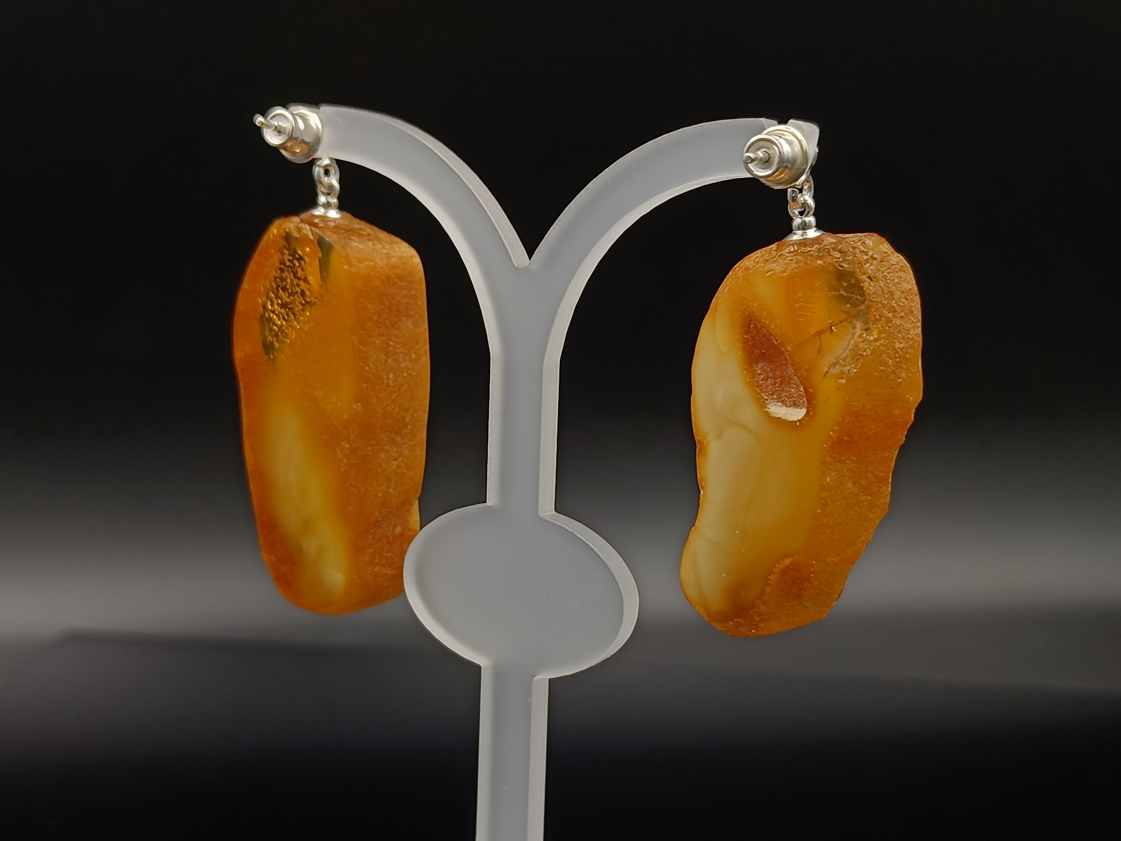 Kolczyki. Bursztyn bałtycki i srebro próby 925. Pudełko gratis.