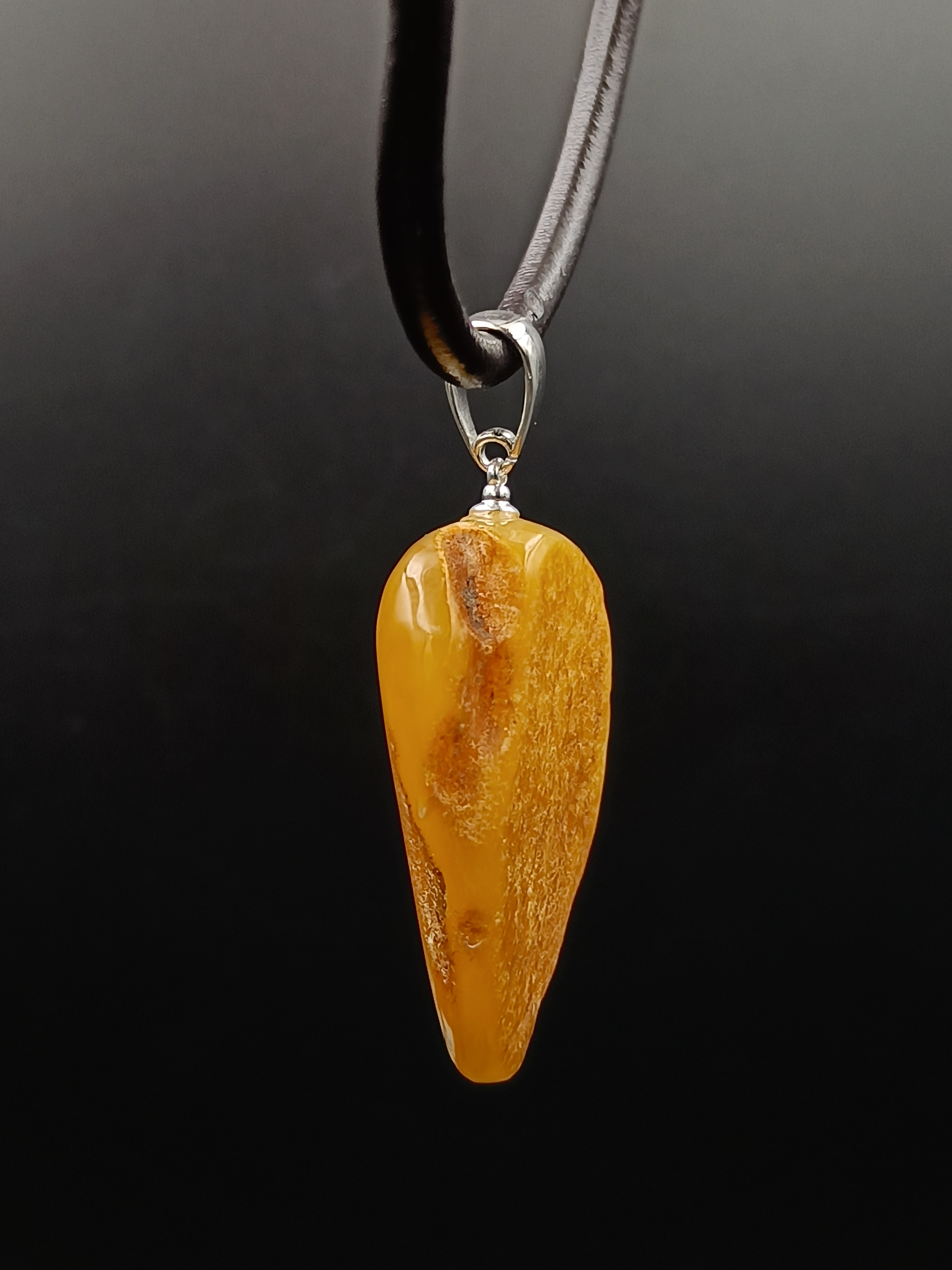 Wisiorek. Naturalny bursztyn bałtycki i srebro próby 925. Unikat.