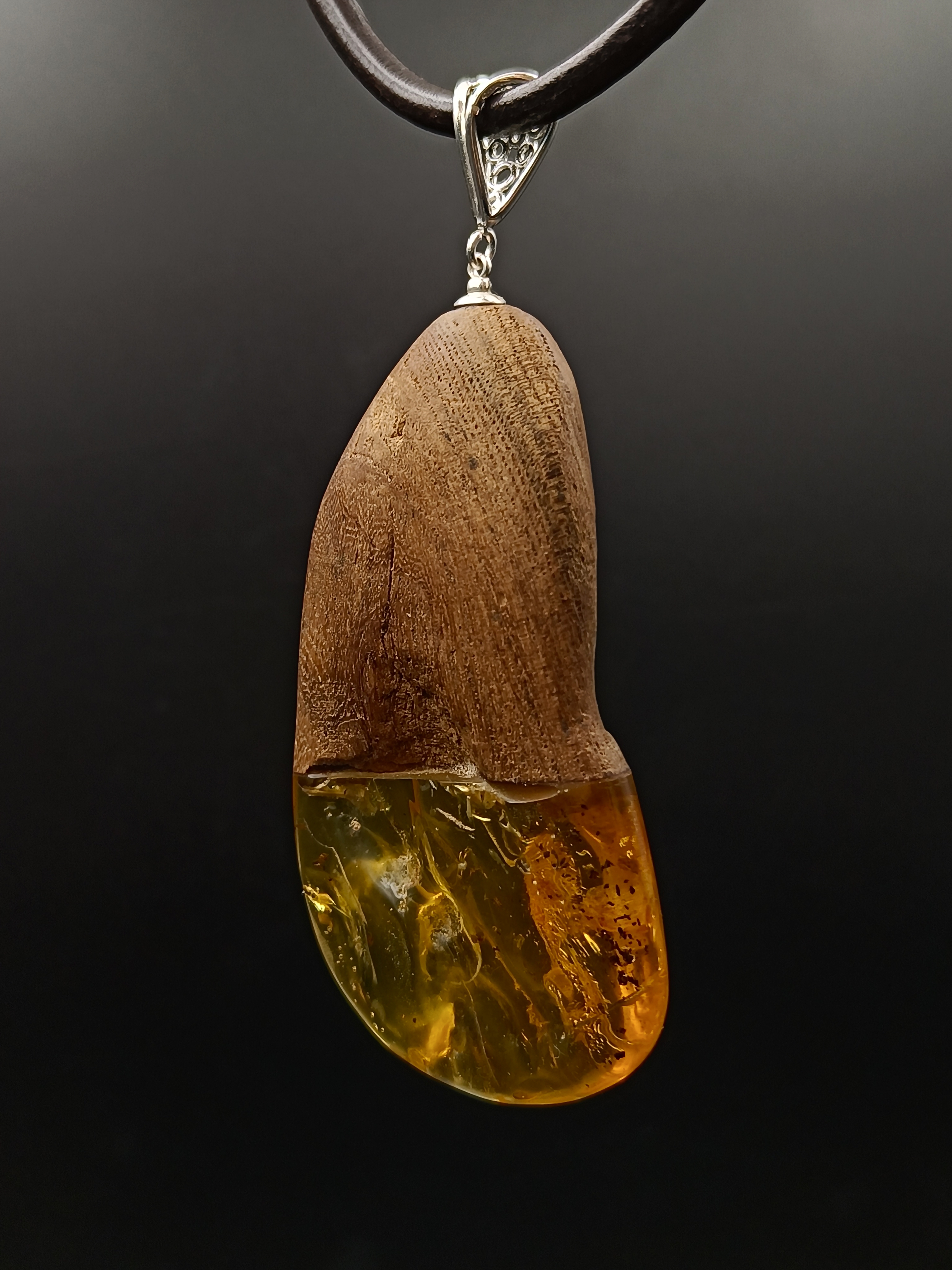 Wisior. Naturalny bursztyn bałtycki, drewno i srebro próby 925. Unikat.