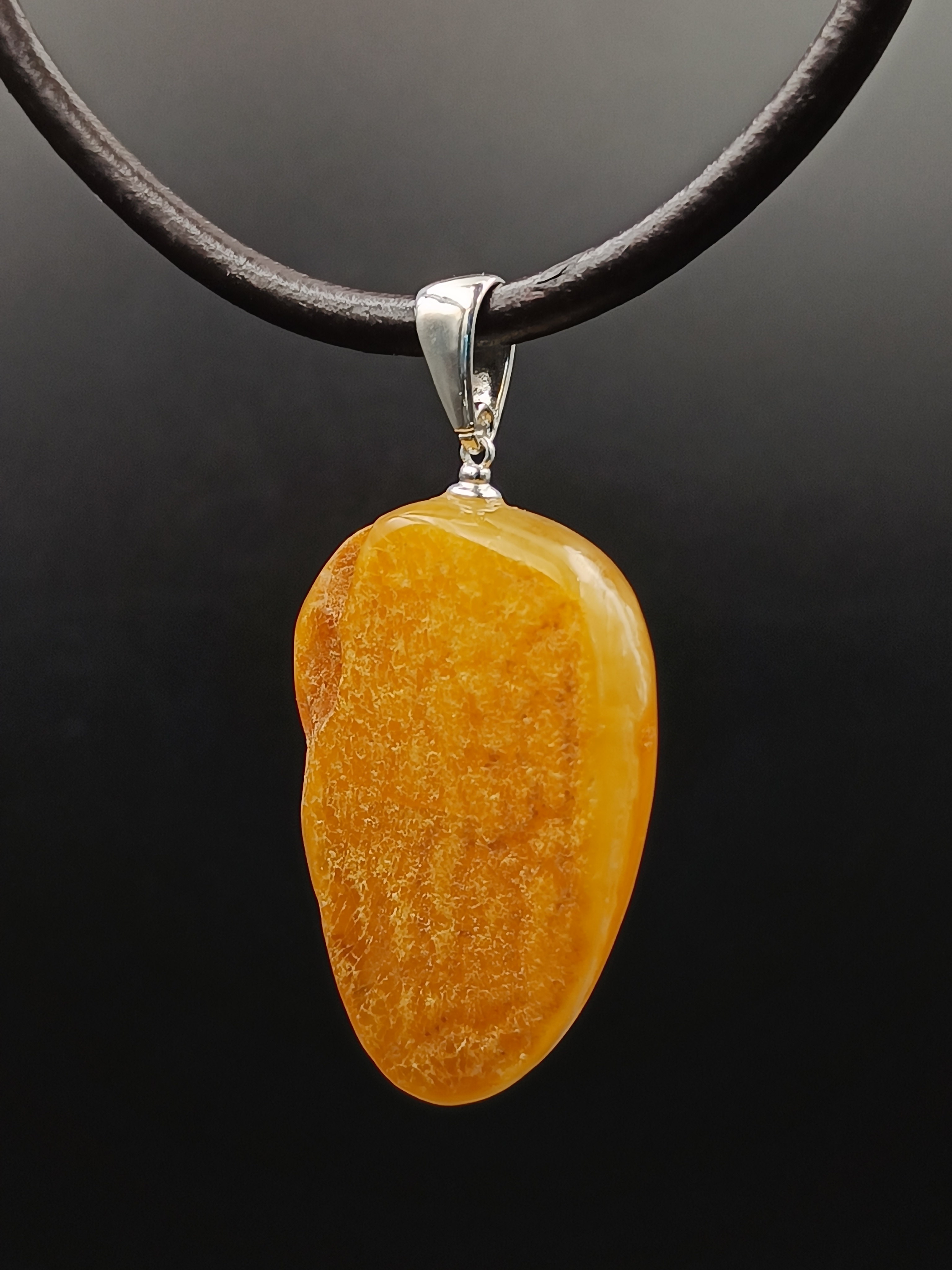 Wisiorek. Naturalny bursztyn bałtycki i srebro próby 925. Unikat.