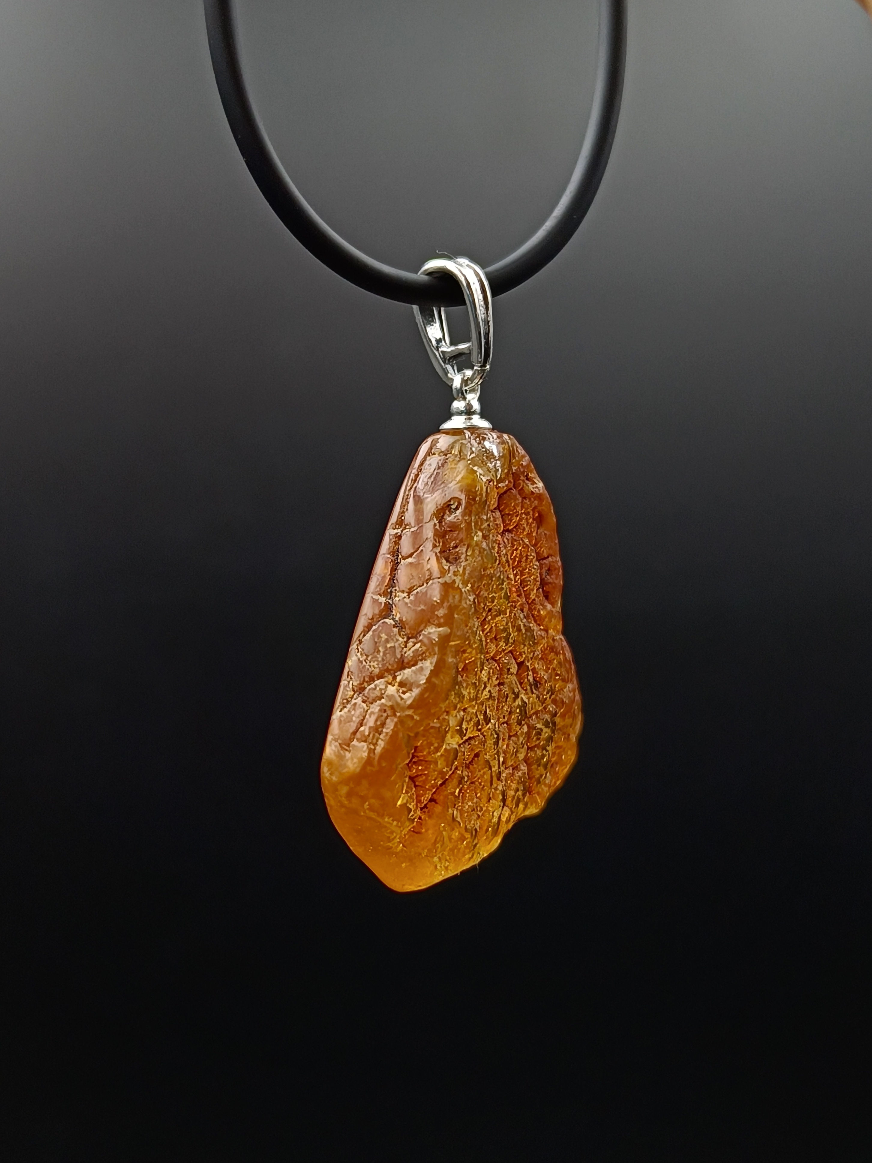 Wisiorek. Naturalny bursztyn bałtycki i srebro próby 925. Unikat.