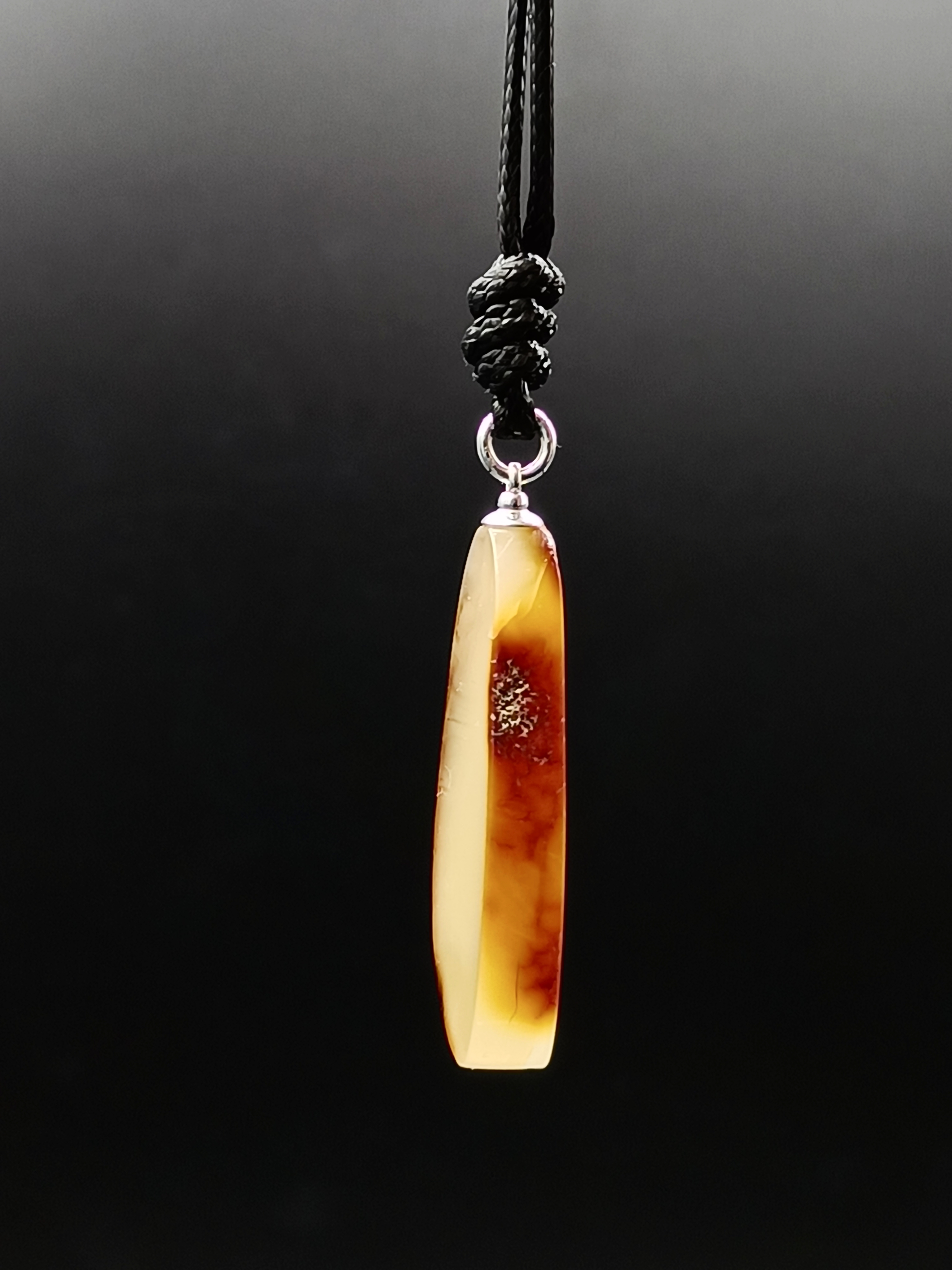 Wisiorek. Naturalny bursztyn bałtycki i srebro 925.