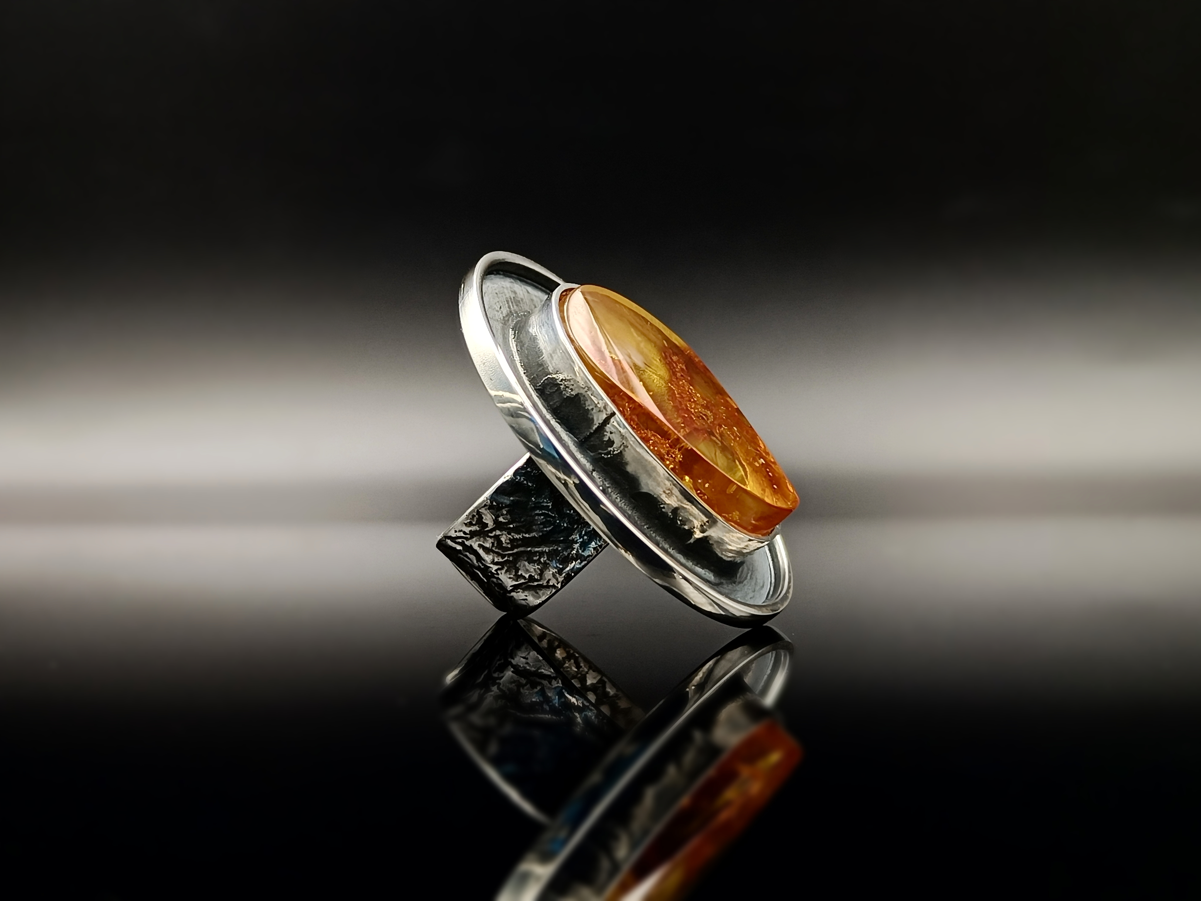 Pierścionek. Bursztyn bałtycki i srebro próby 925. Unikat.