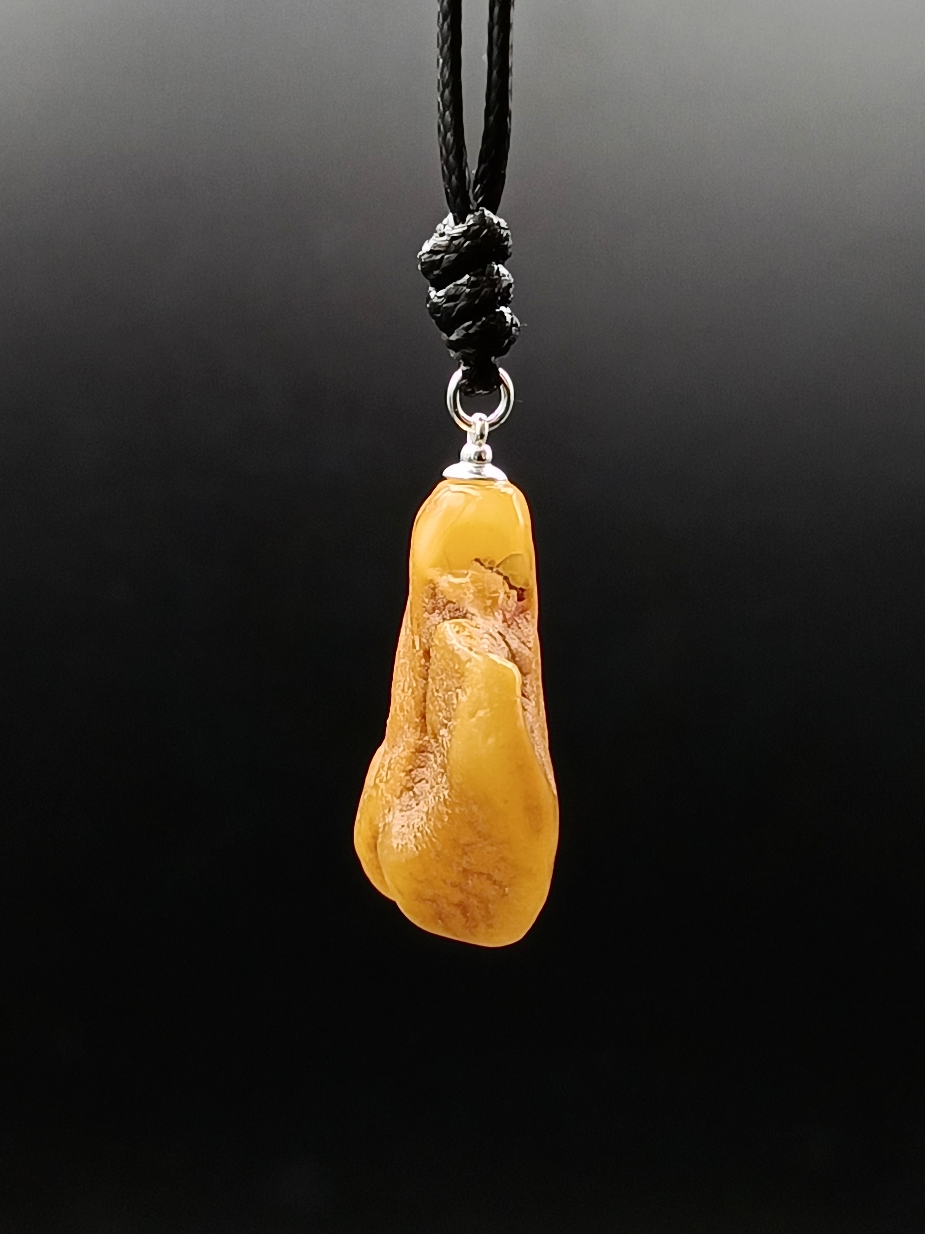 Wisiorek. Naturalny bursztyn bałtycki i srebro 925.