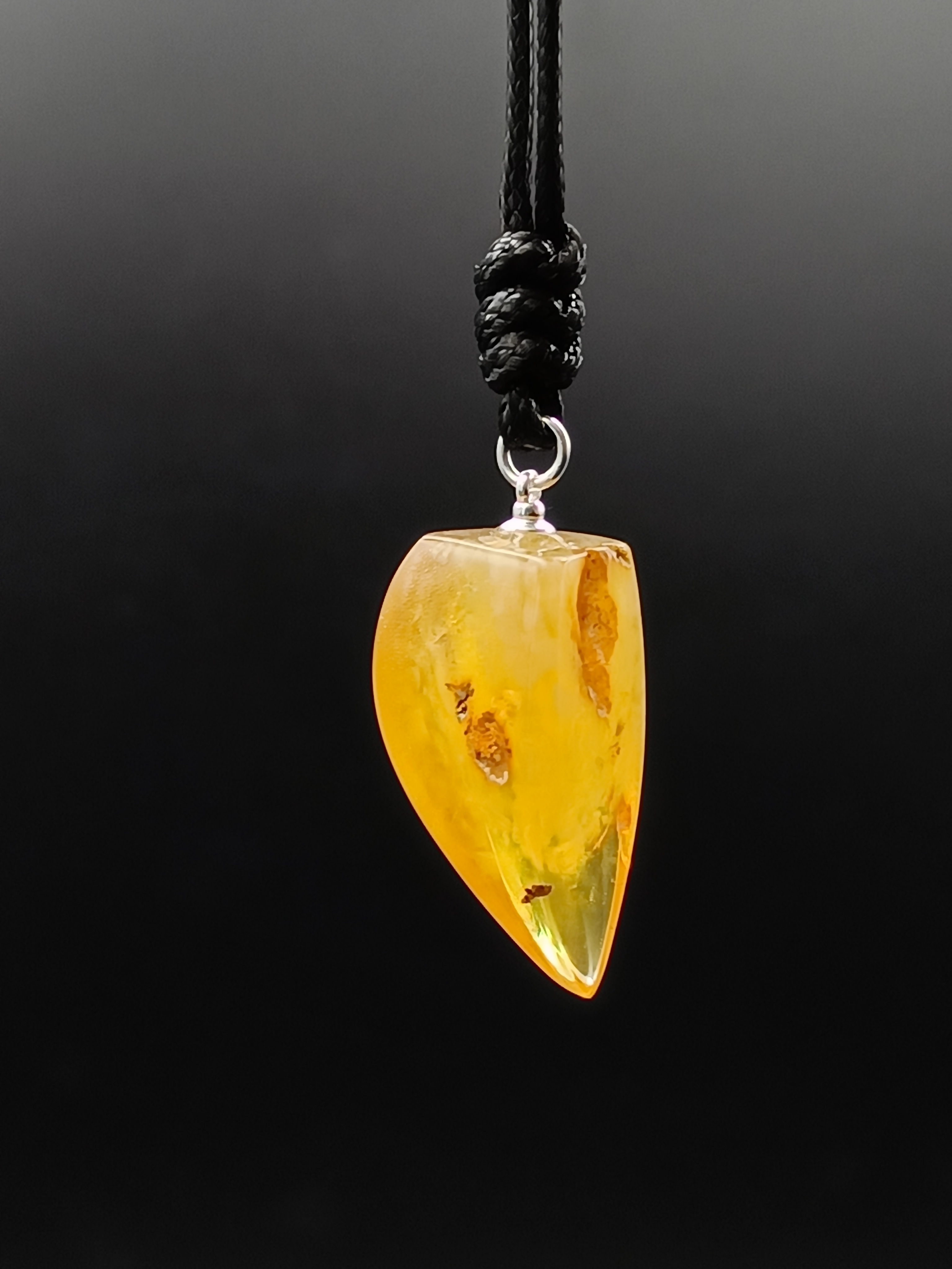 Wisiorek. Naturalny bursztyn bałtycki i srebro 925.