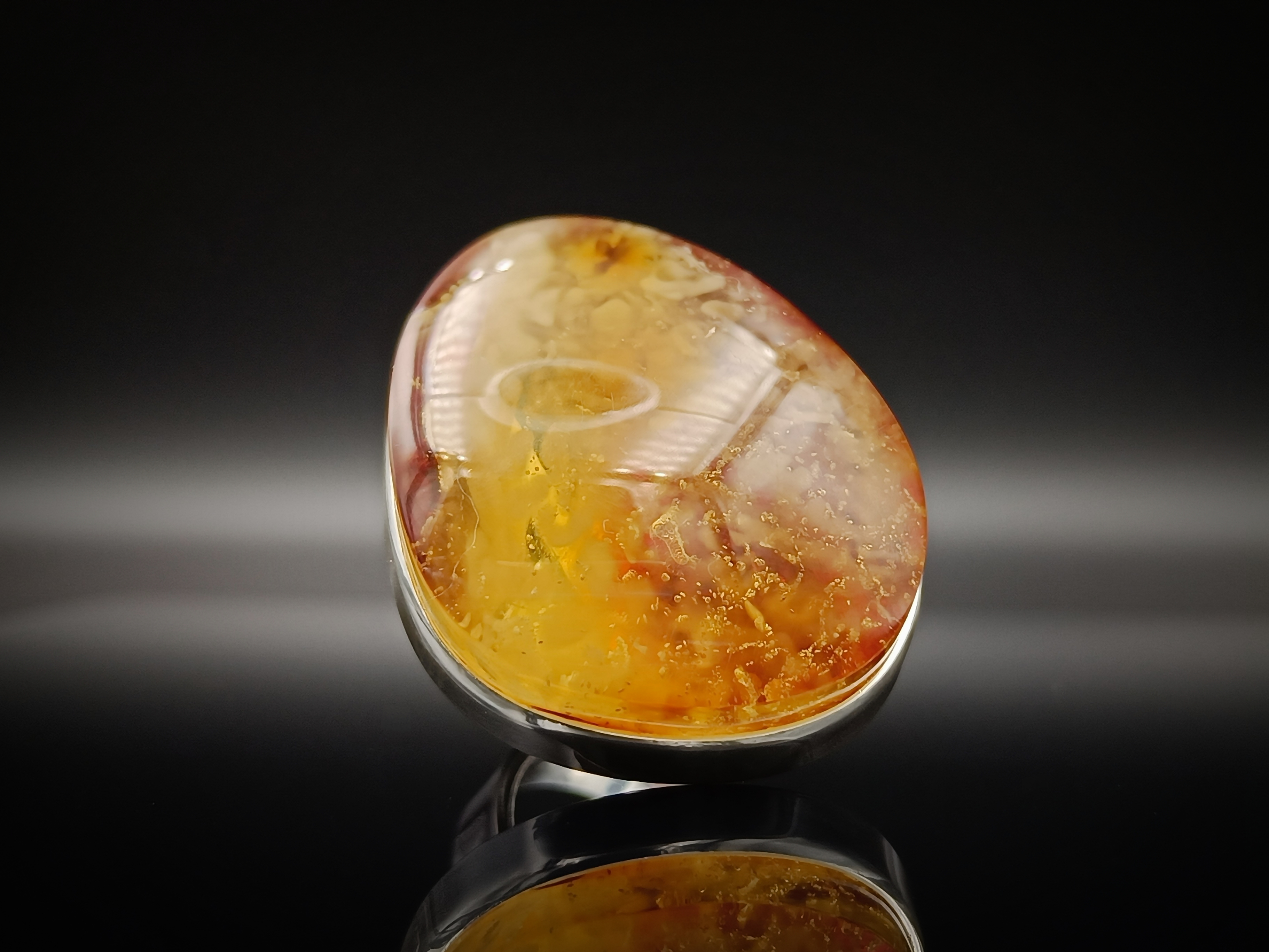 Pierścionek. Naturalny bursztyn bałtycki i srebro próby 925. Unikat.