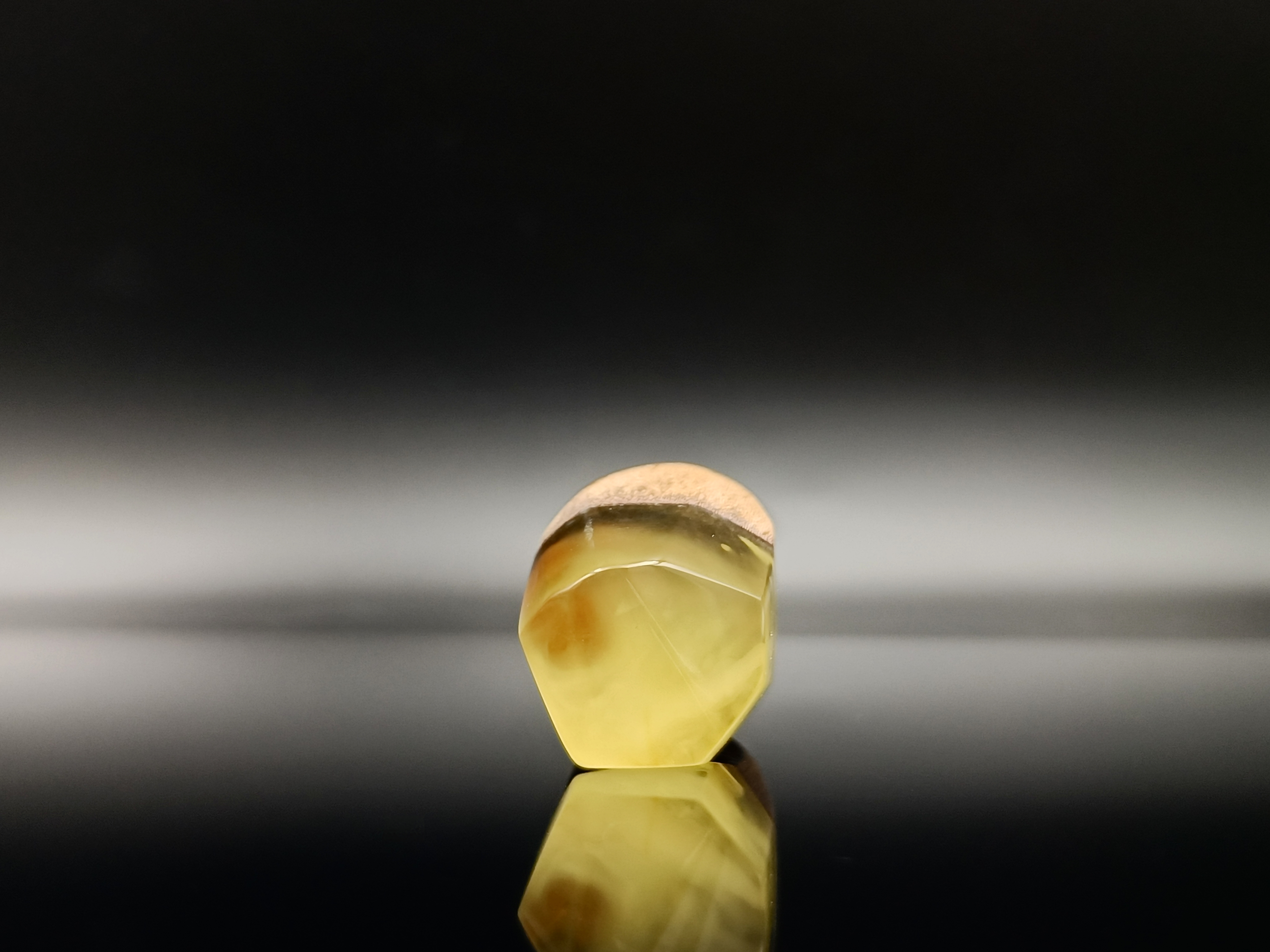 Pierścionek. Bursztyn bałtycki i drewno.