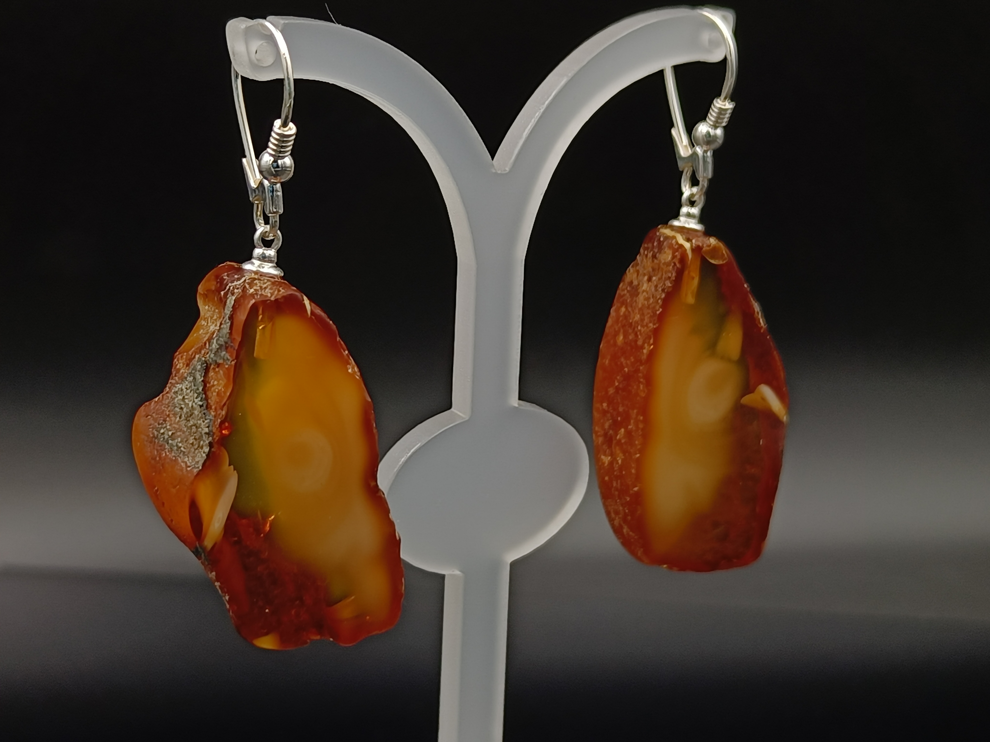 Kolczyki. Bursztyn bałtycki i srebro próby 925. Pudełko gratis.