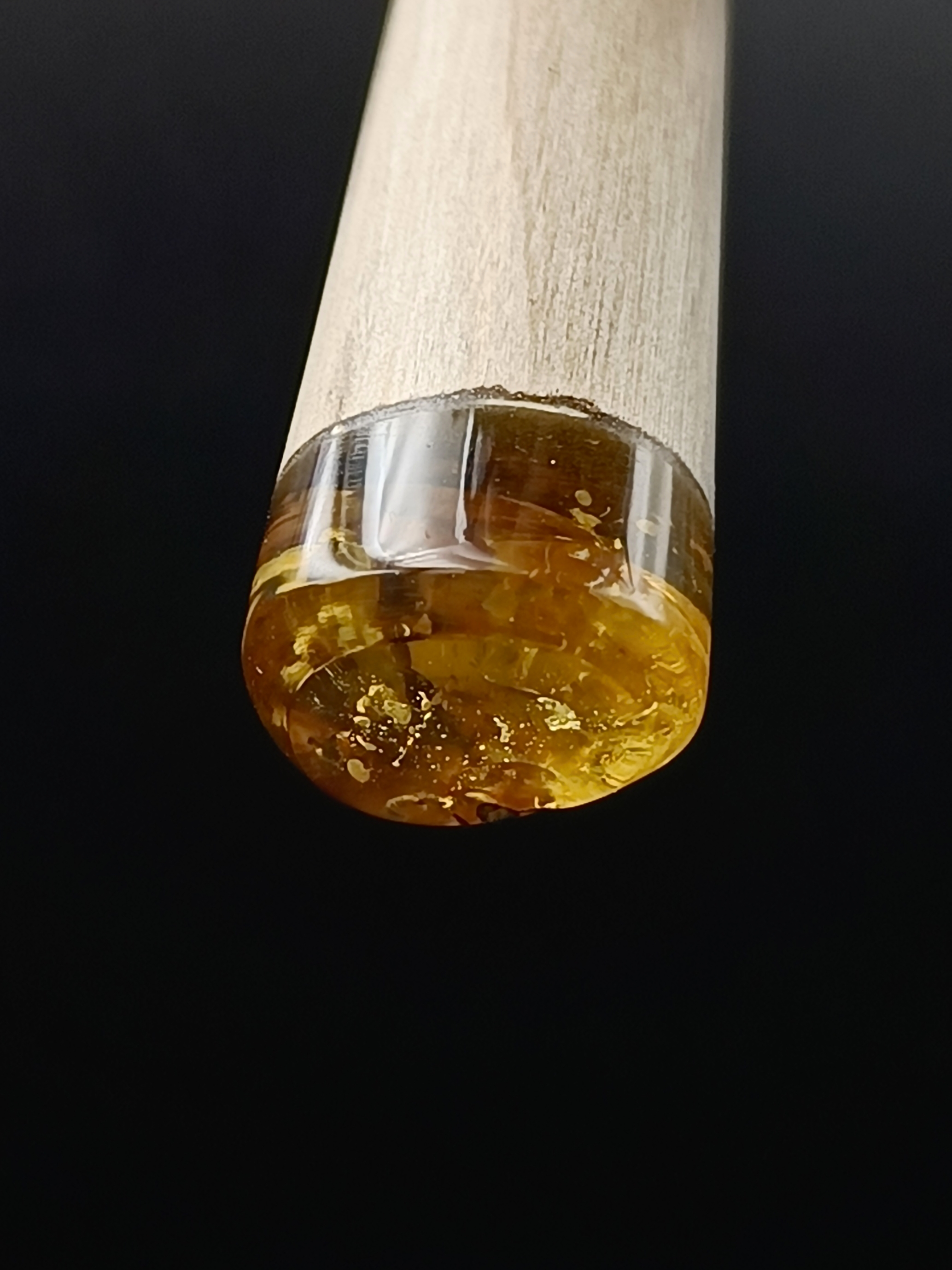 Wisiorek. Naturalny bursztyn bałtycki, drewno i srebro 925.