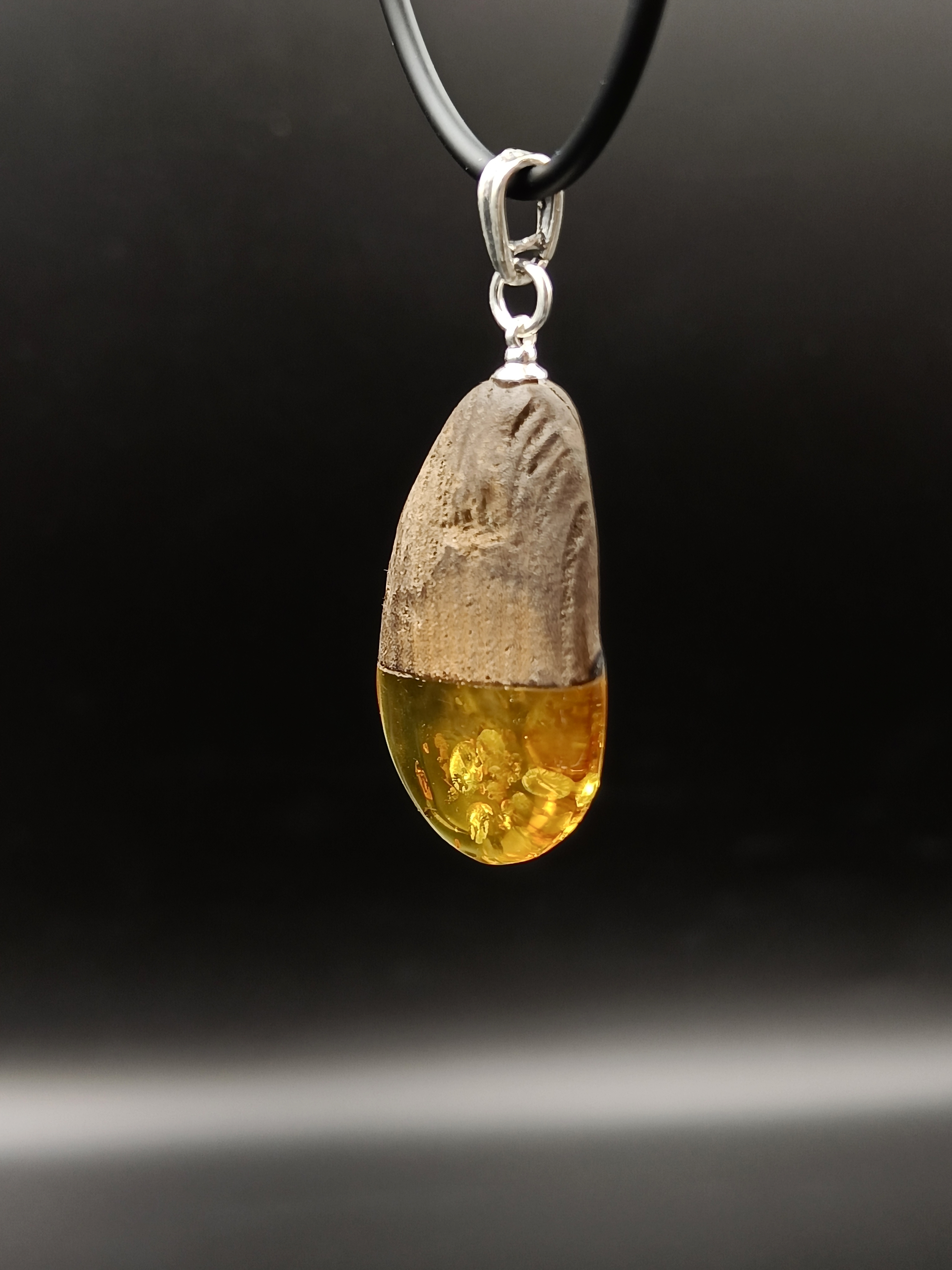 Wisiorek. Naturalny bursztyn bałtycki, drewno i srebro próby 925. Unikat.