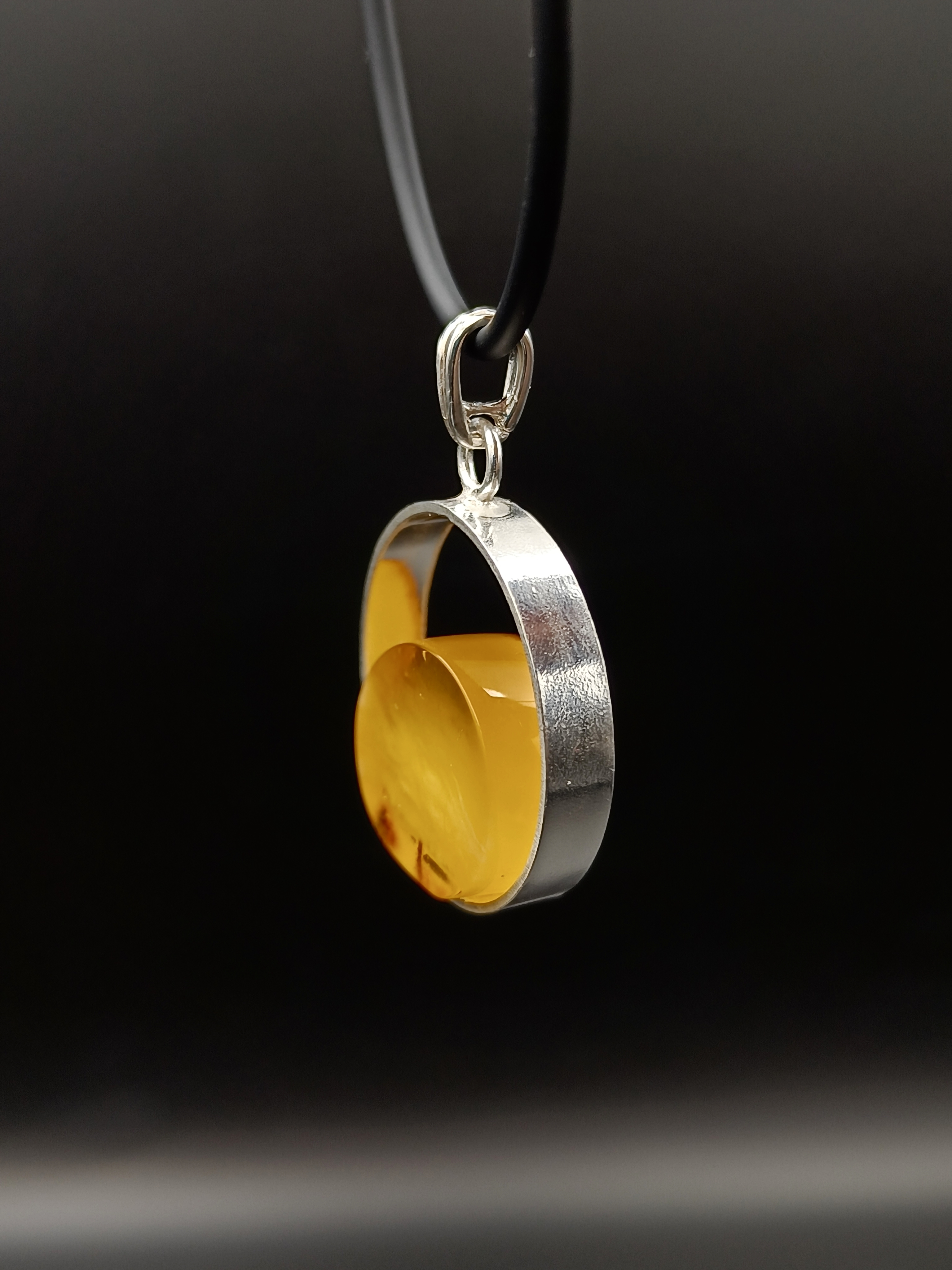 Wisiorek. Naturalny bursztyn bałtycki i srebro próby 925. Unikat.