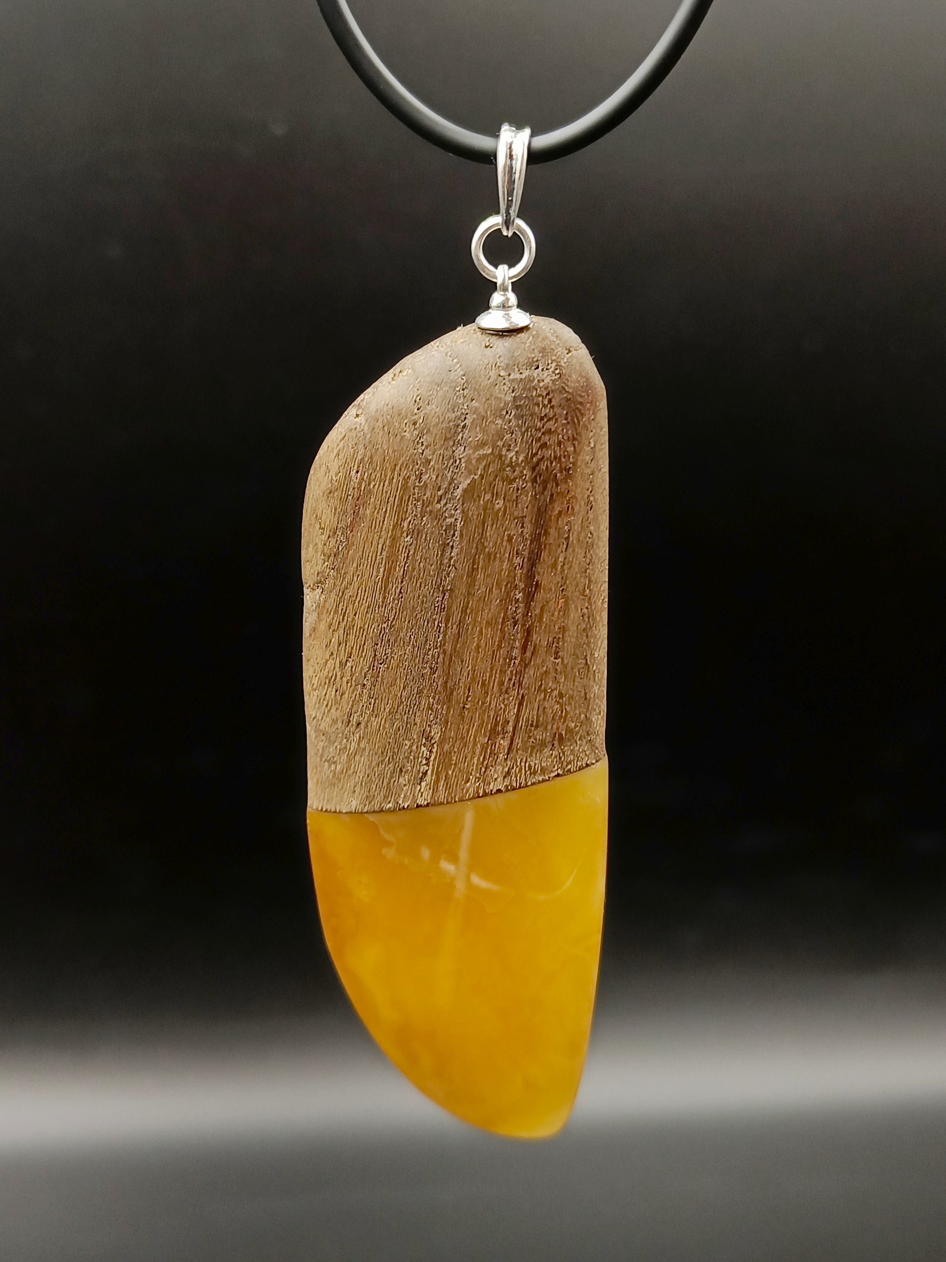 Wisior. Naturalny bursztyn bałtycki, drewno i srebro próby 925. Unikat.