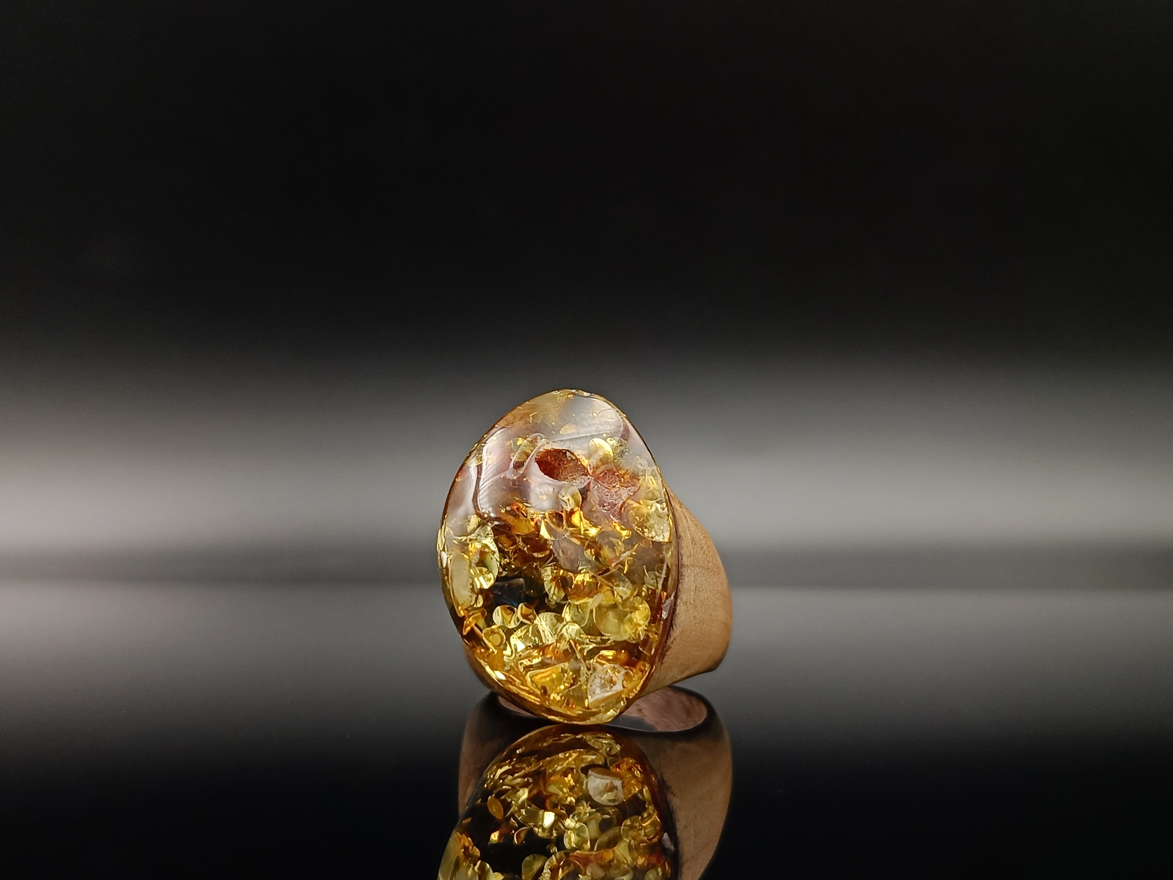 Pierścionek. Bursztyn bałtycki i drewno.