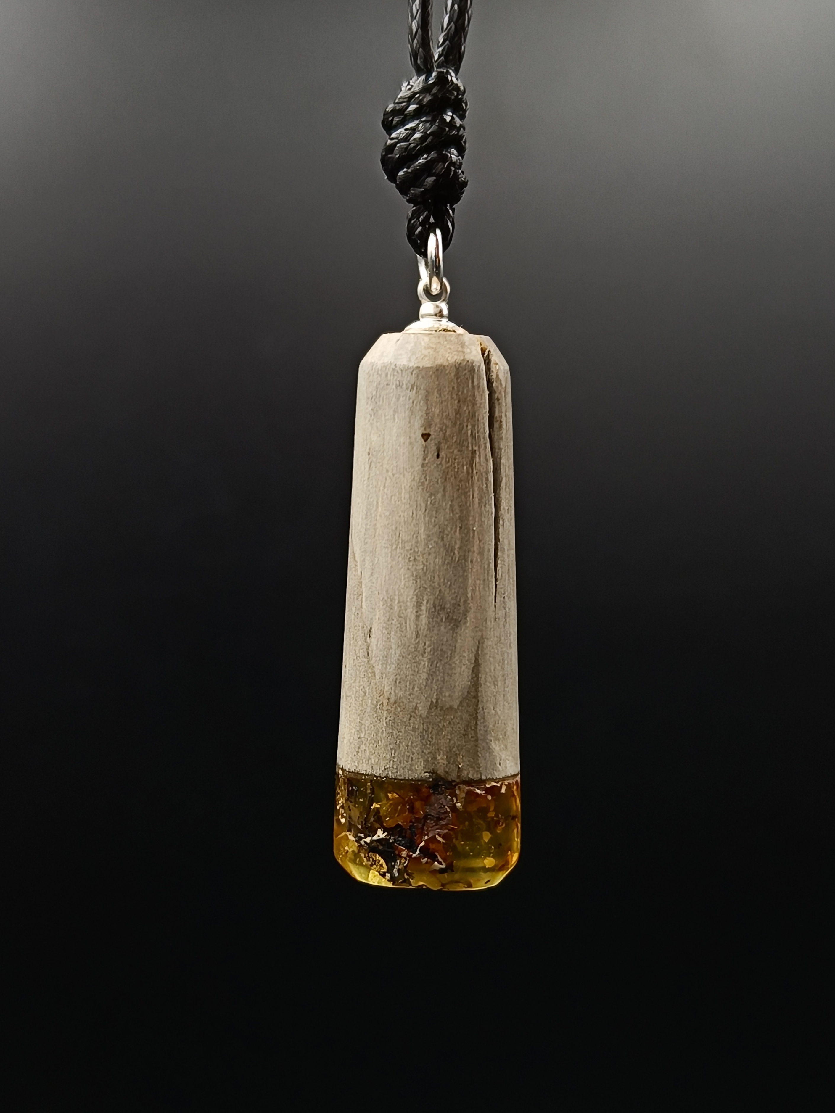 Wisiorek. Naturalny bursztyn bałtycki, drewno i srebro 925.