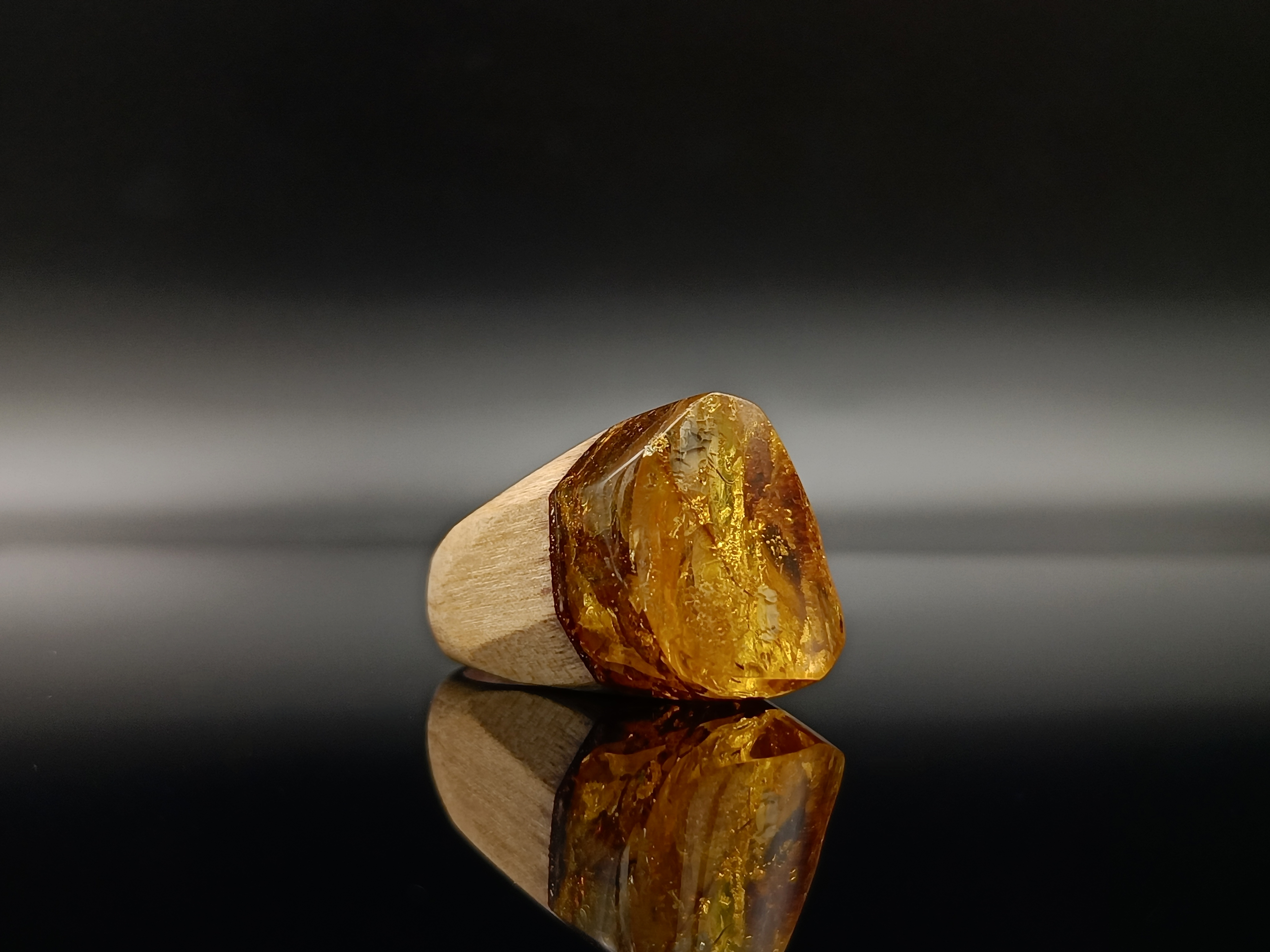 Pierścionek. Bursztyn bałtycki i drewno.