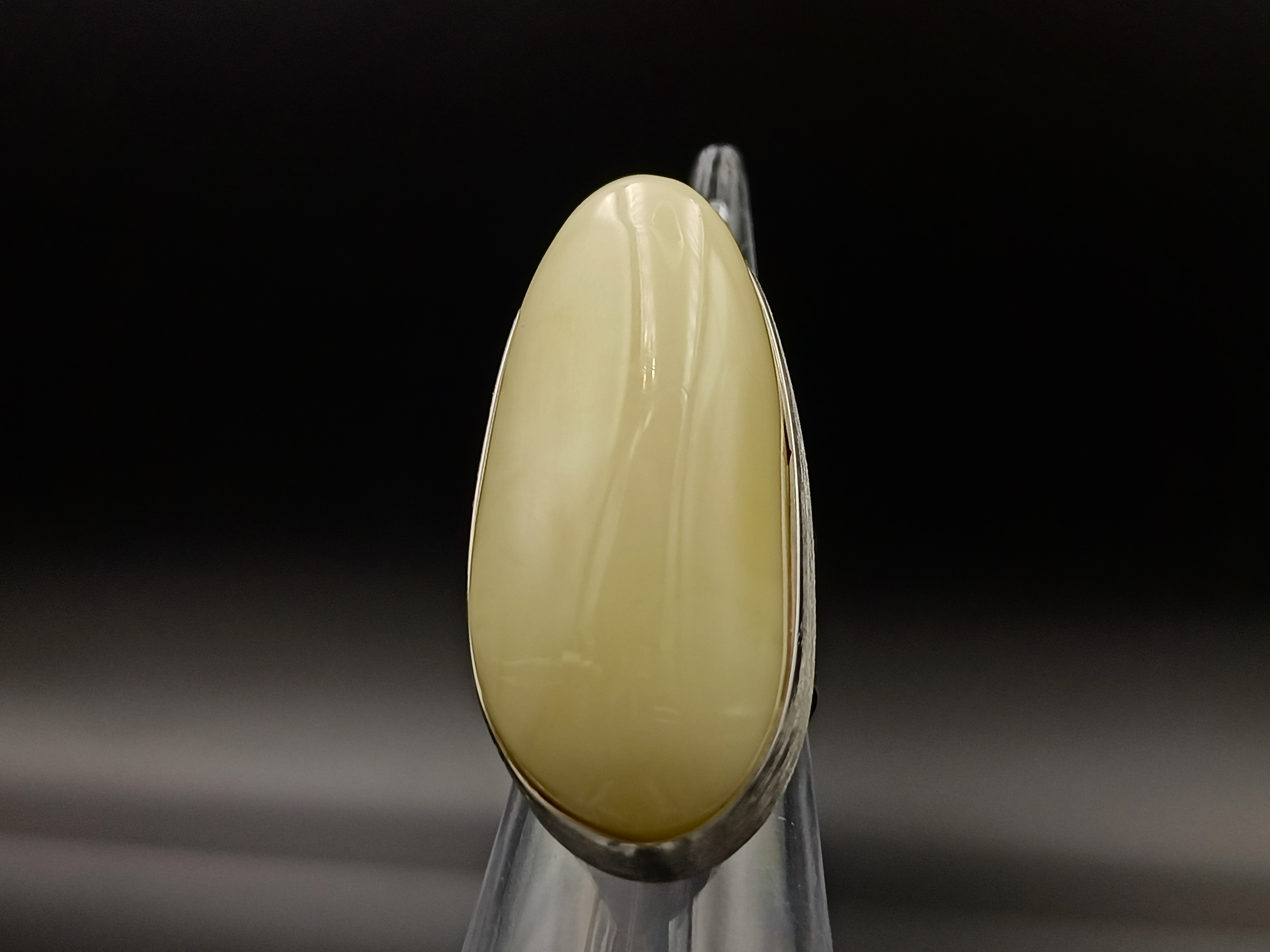 Pierścionek. Biały bursztyn bałtycki i srebro próby 925. Unikat.