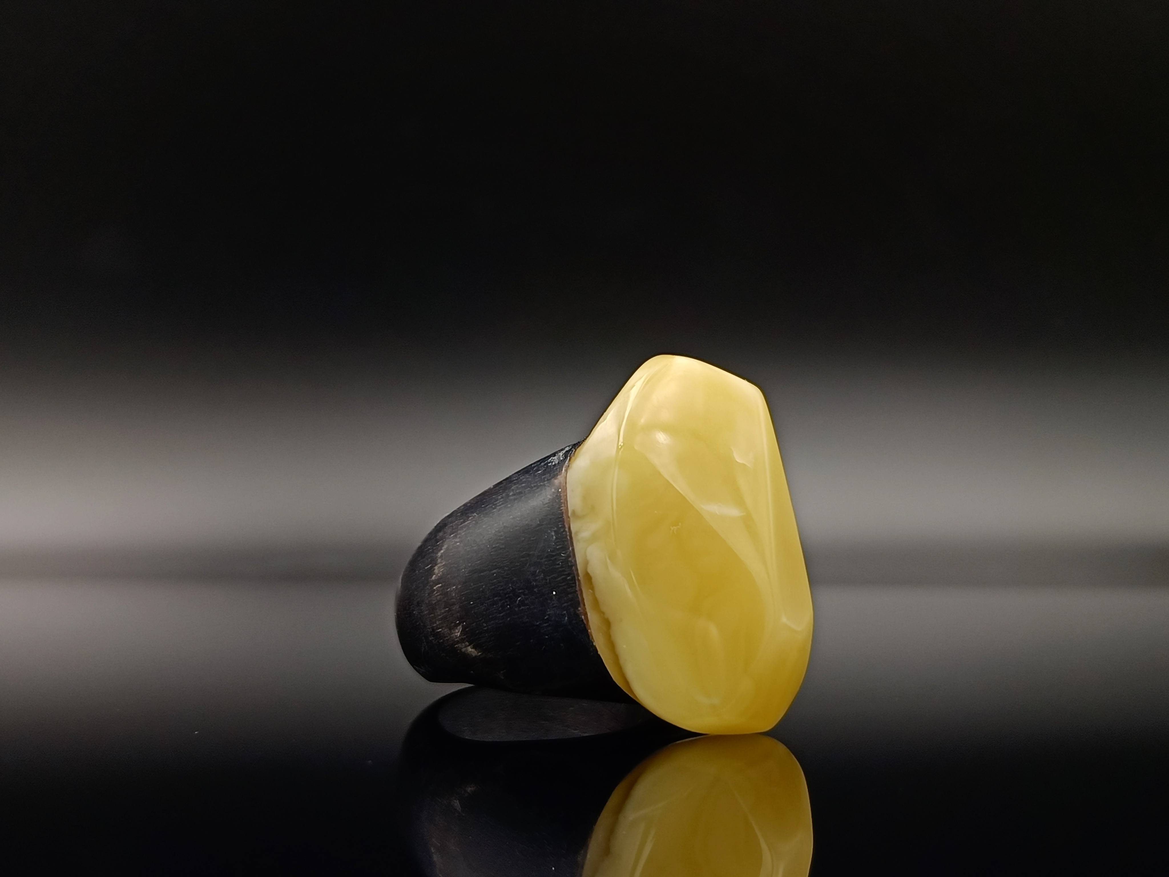 Pierścionek. Bursztyn bałtycki i drewno.