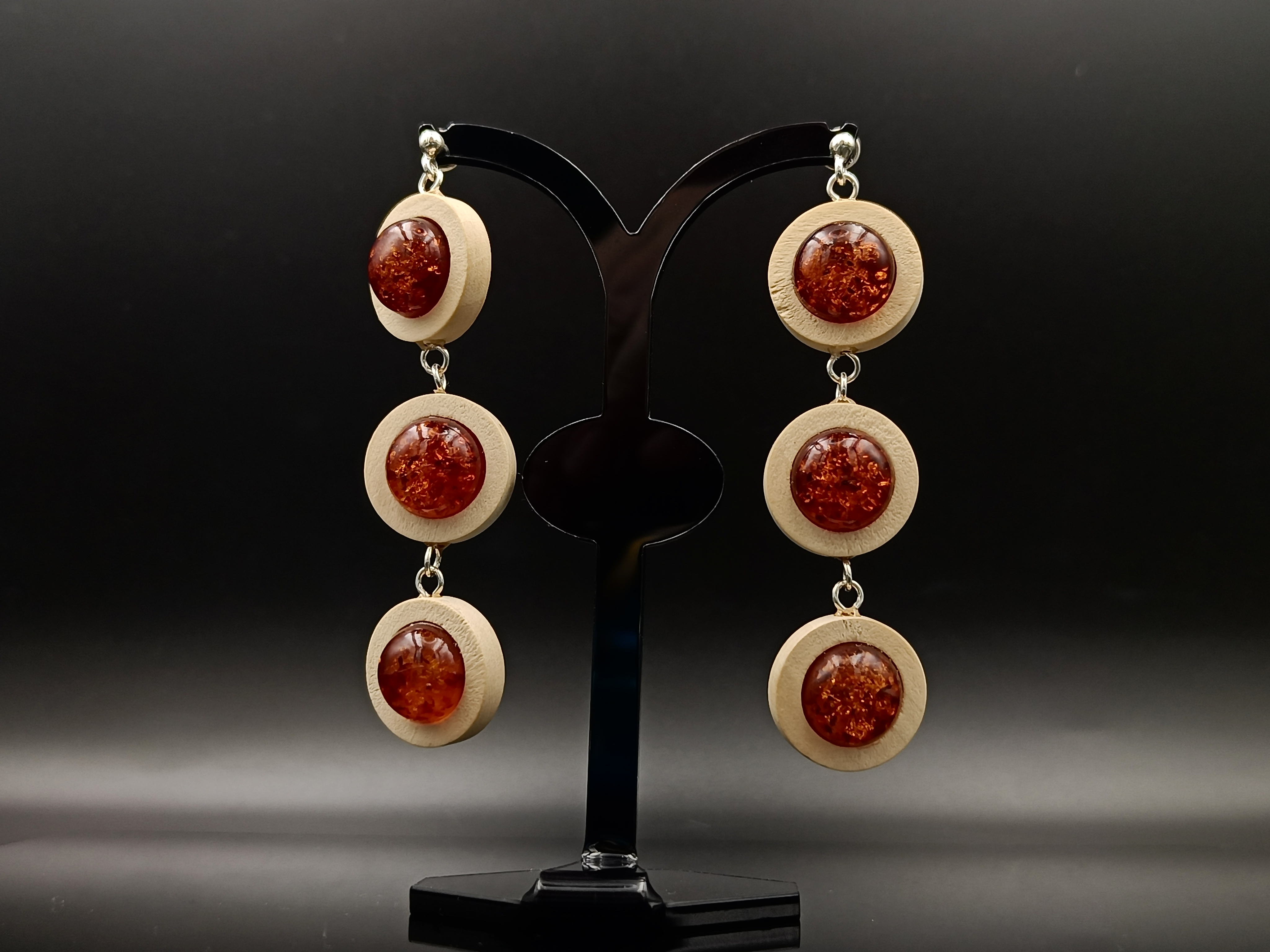 Kolczyki. Bursztyn bałtycki, drewno i srebro próby 925. Pudełko gratis.