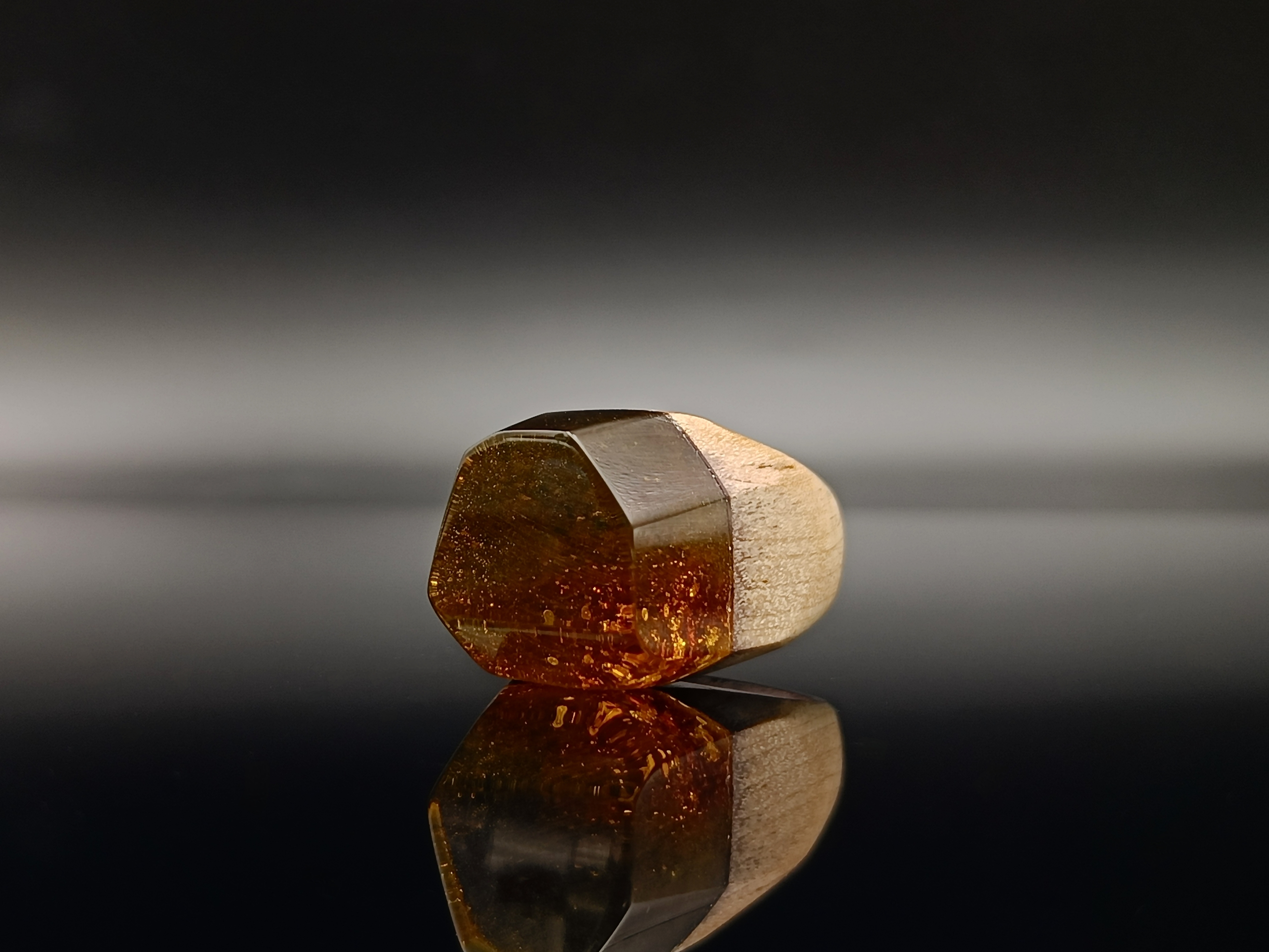 Pierścionek. Bursztyn bałtycki i drewno.