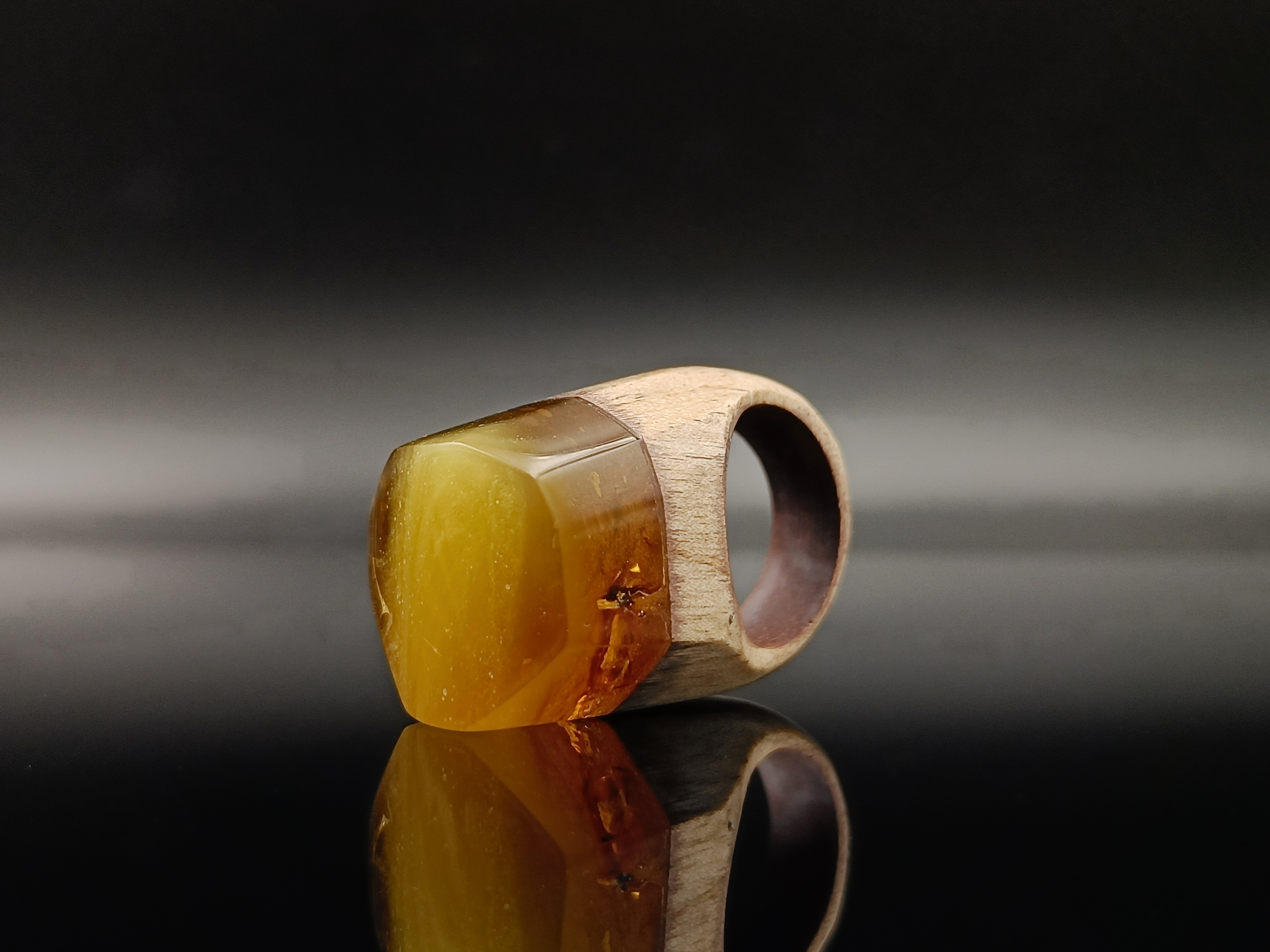 Pierścionek. Bursztyn bałtycki i drewno.