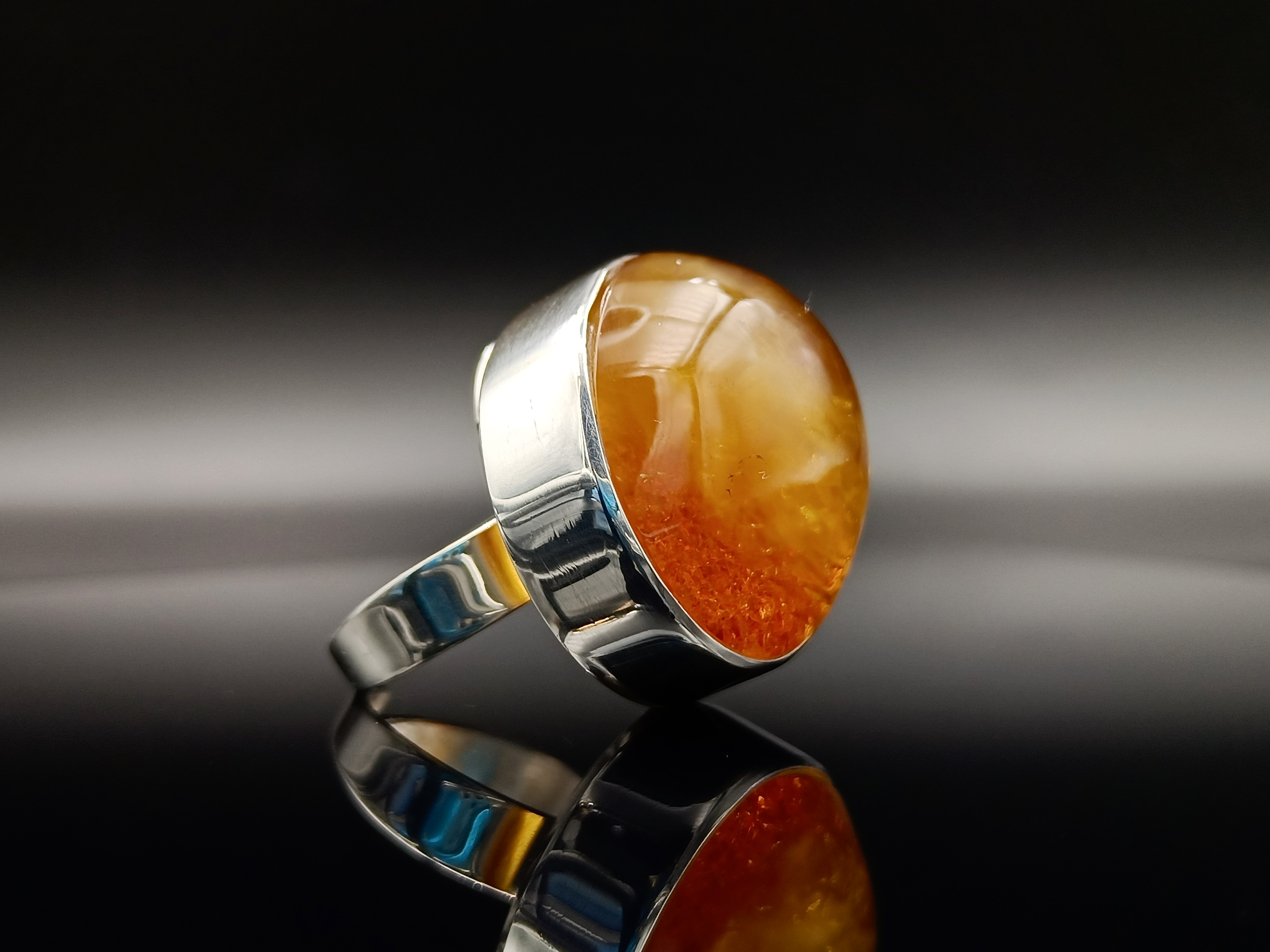 Pierścionek. Naturalny bursztyn bałtycki i srebro próby 925. Unikat.