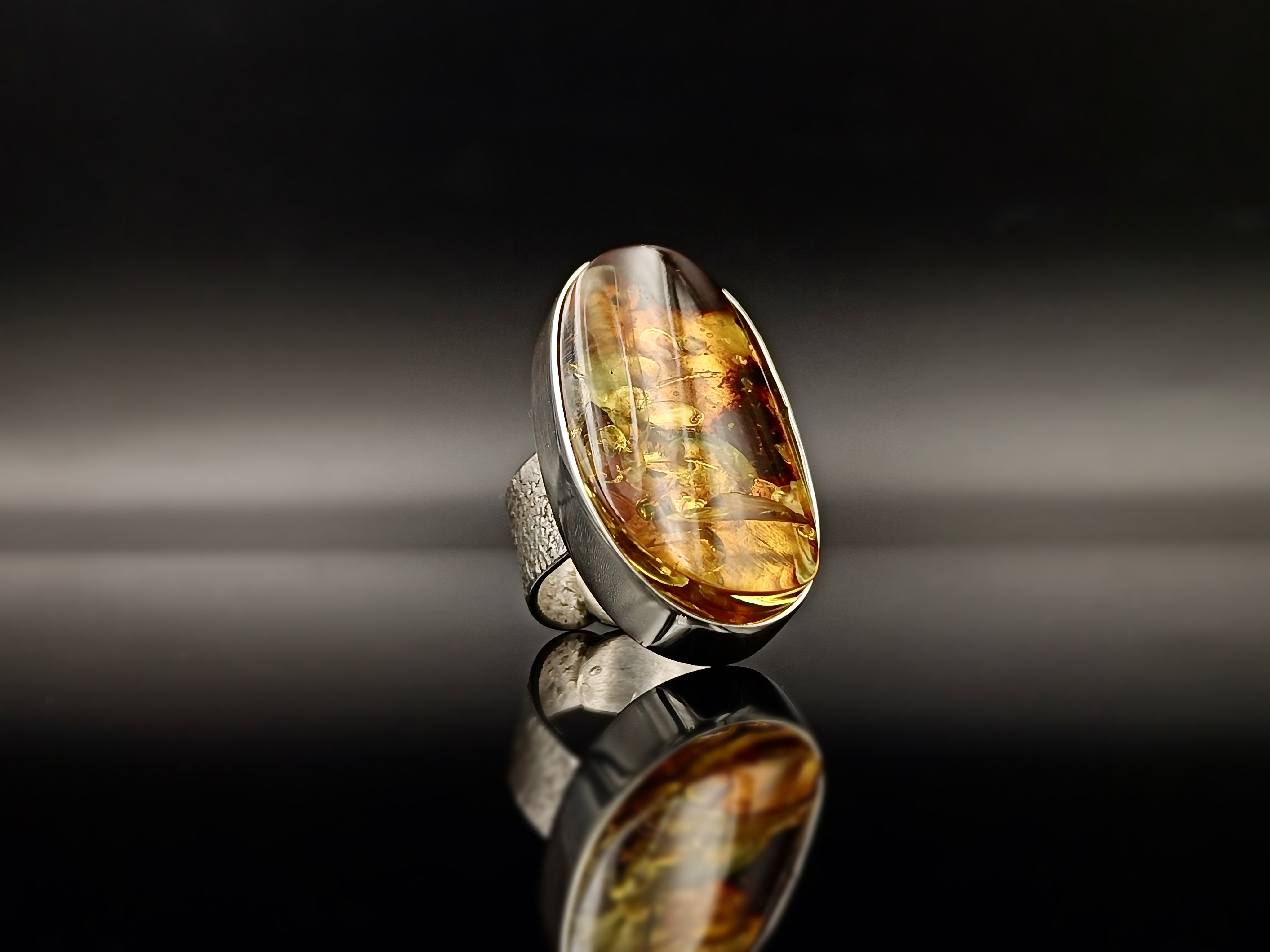 Pierścionek. Bursztyn bałtycki i srebro próby 925. Unikat.