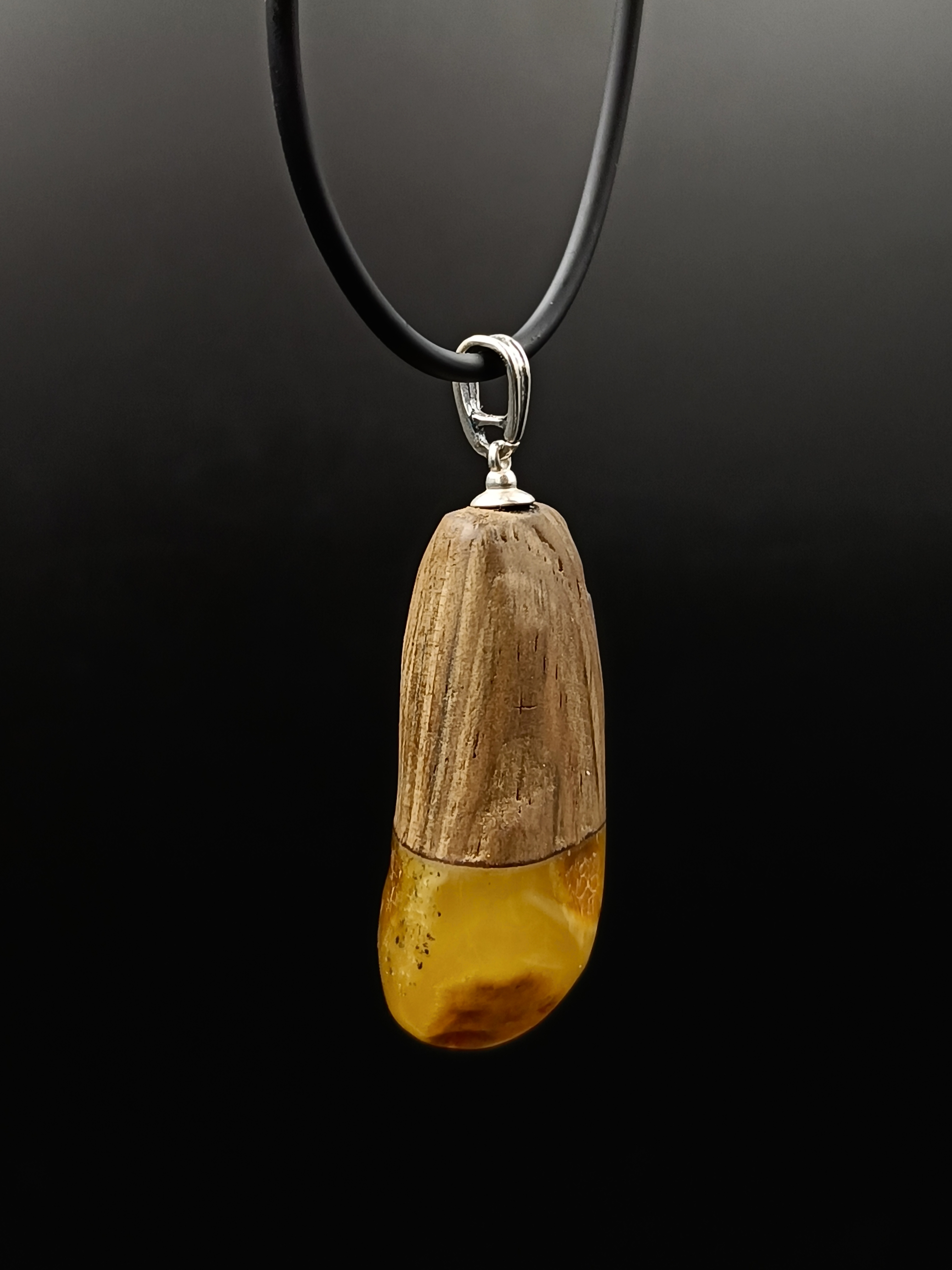 Wisior. Naturalny bursztyn bałtycki, drewno i srebro próby 925. Unikat.