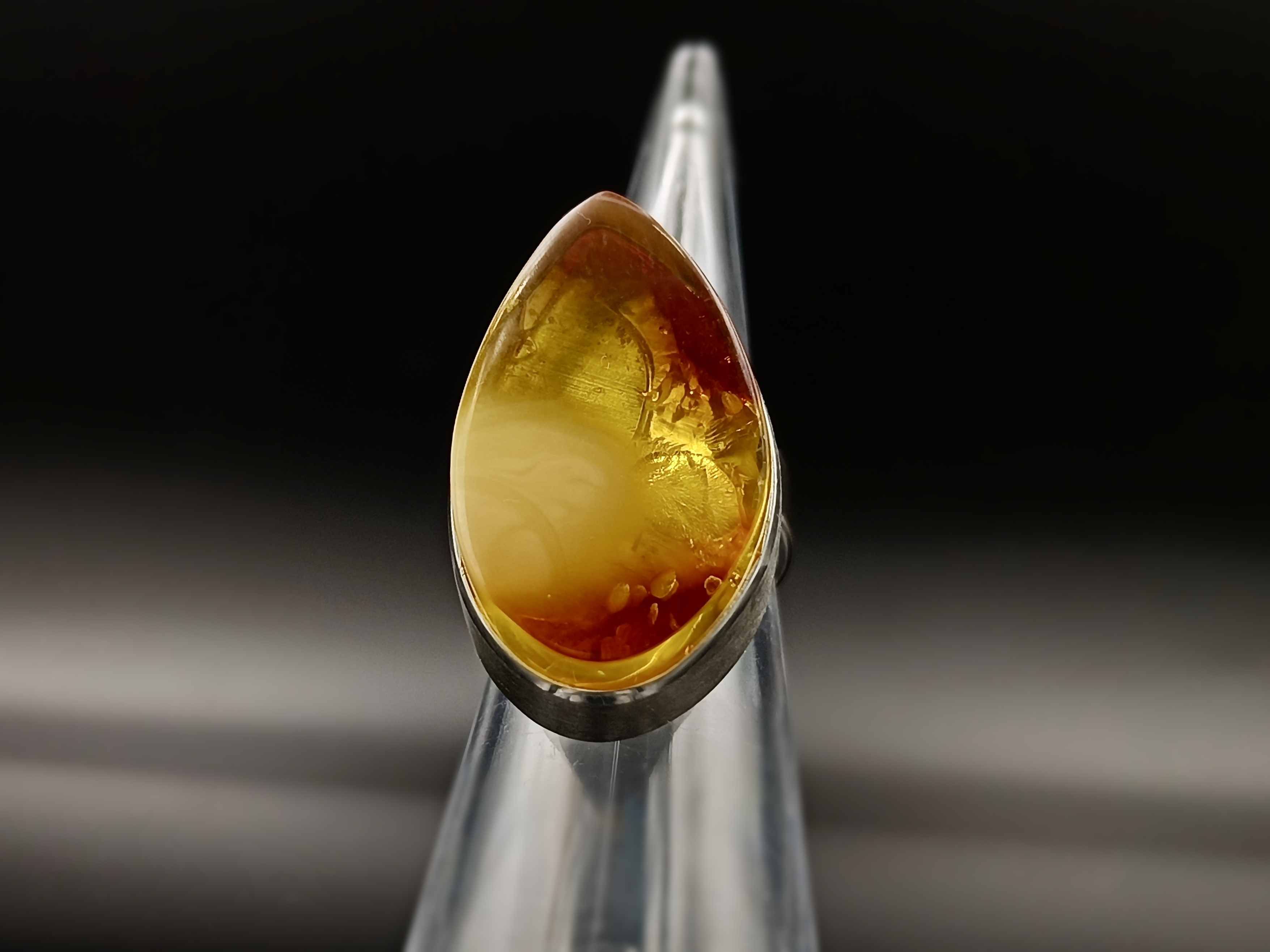 Pierścionek. Bursztyn bałtycki i srebro próby 925. Unikat.