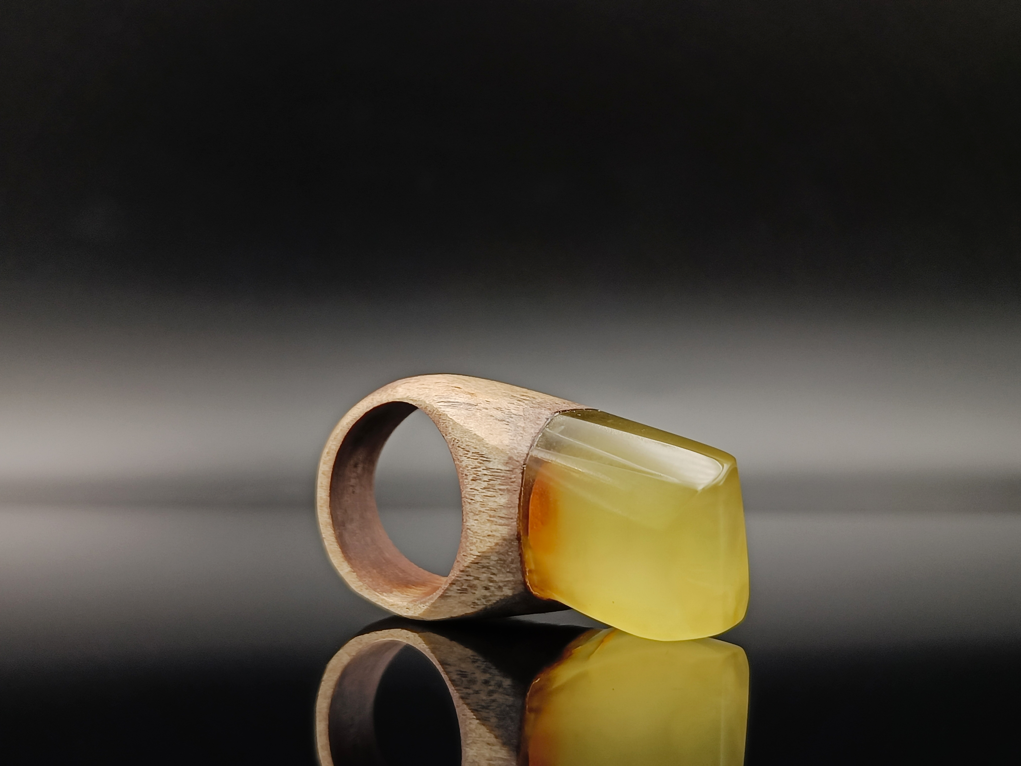 Pierścionek. Bursztyn bałtycki i drewno.