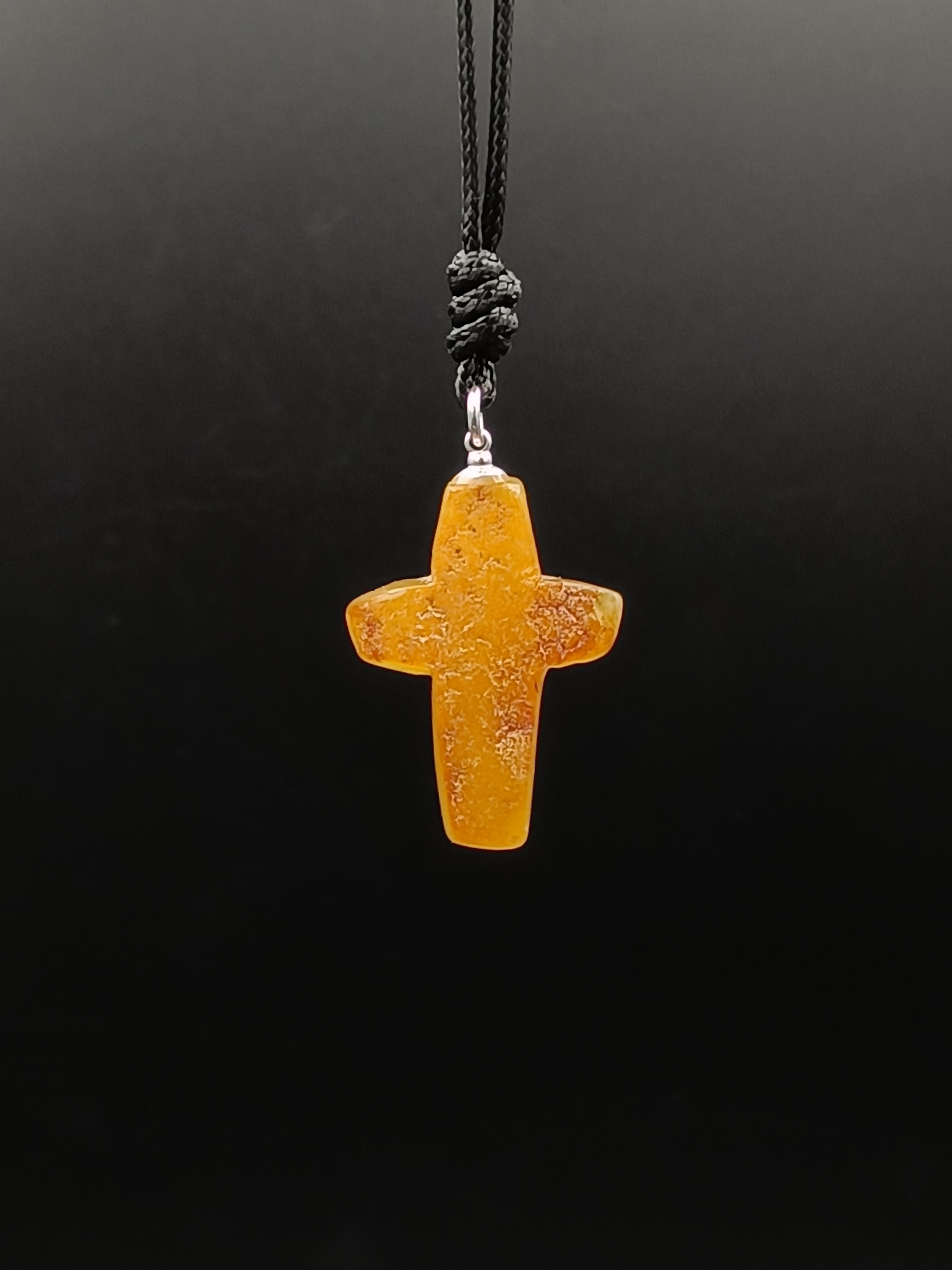 Wisiorek krzyżyk. Naturalny bursztyn bałtycki i srebro 925.