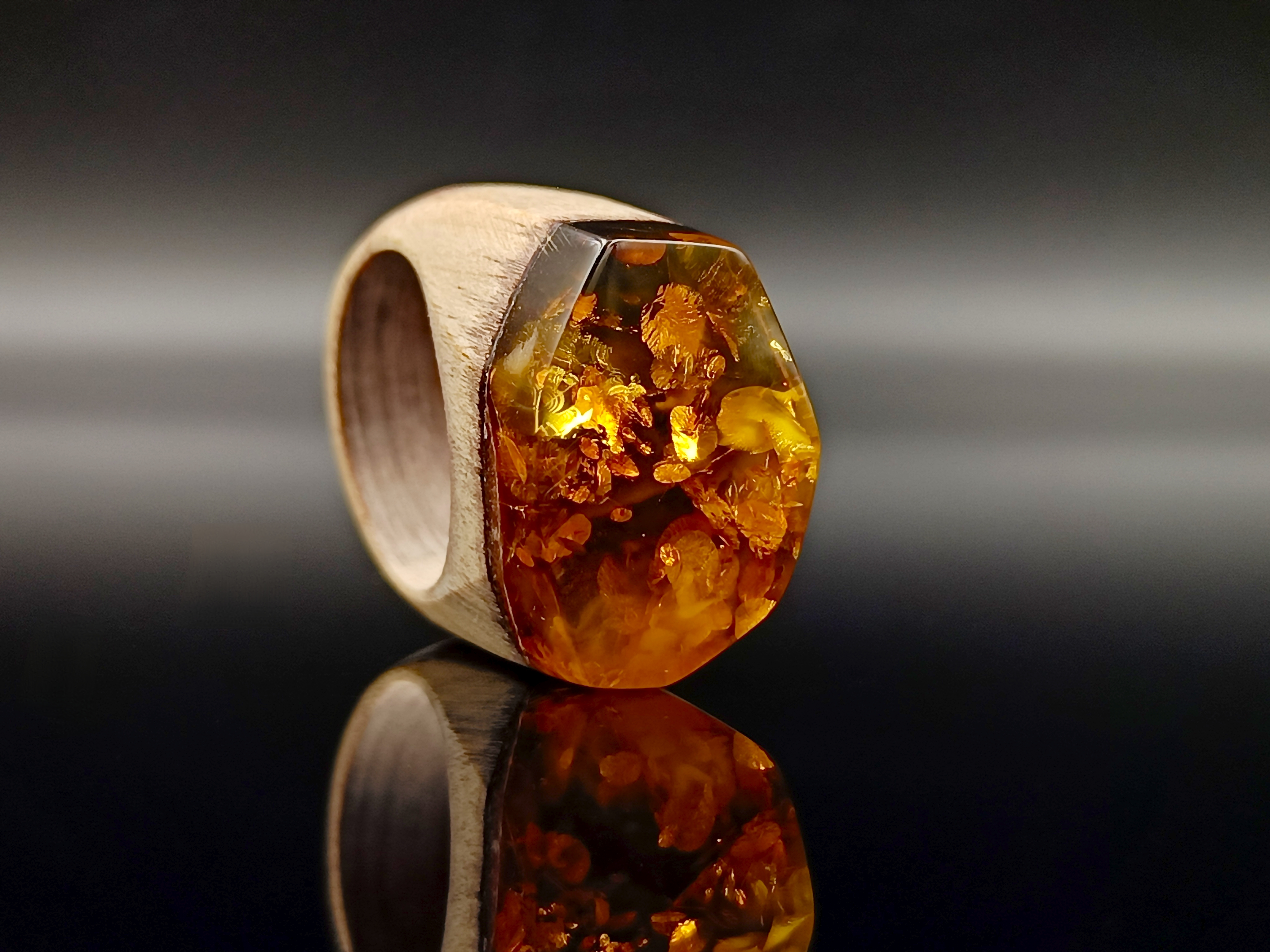 Pierścionek. Bursztyn bałtycki i drewno.