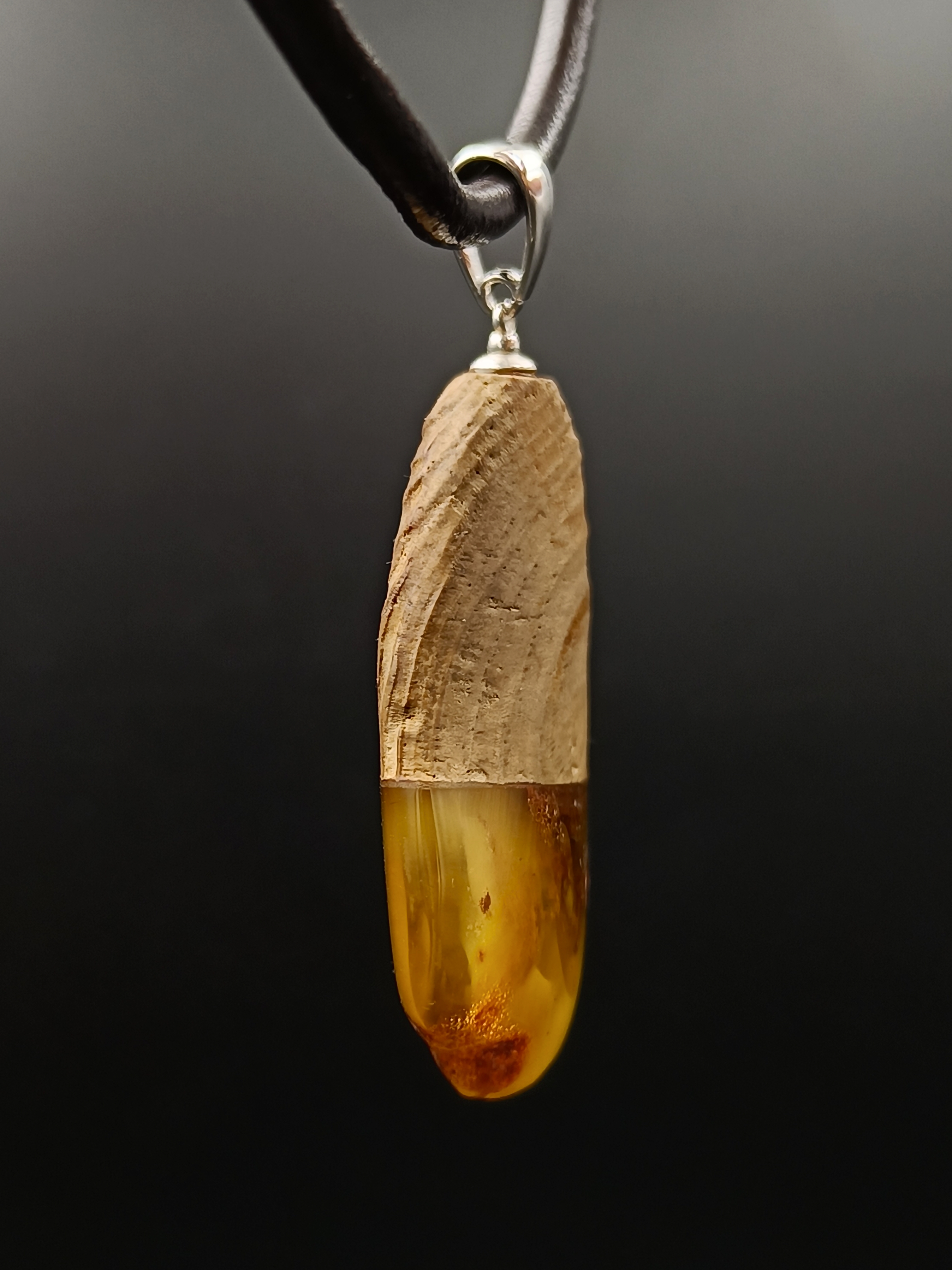 Wisior. Naturalny bursztyn bałtycki, drewno i srebro próby 925. Unikat.