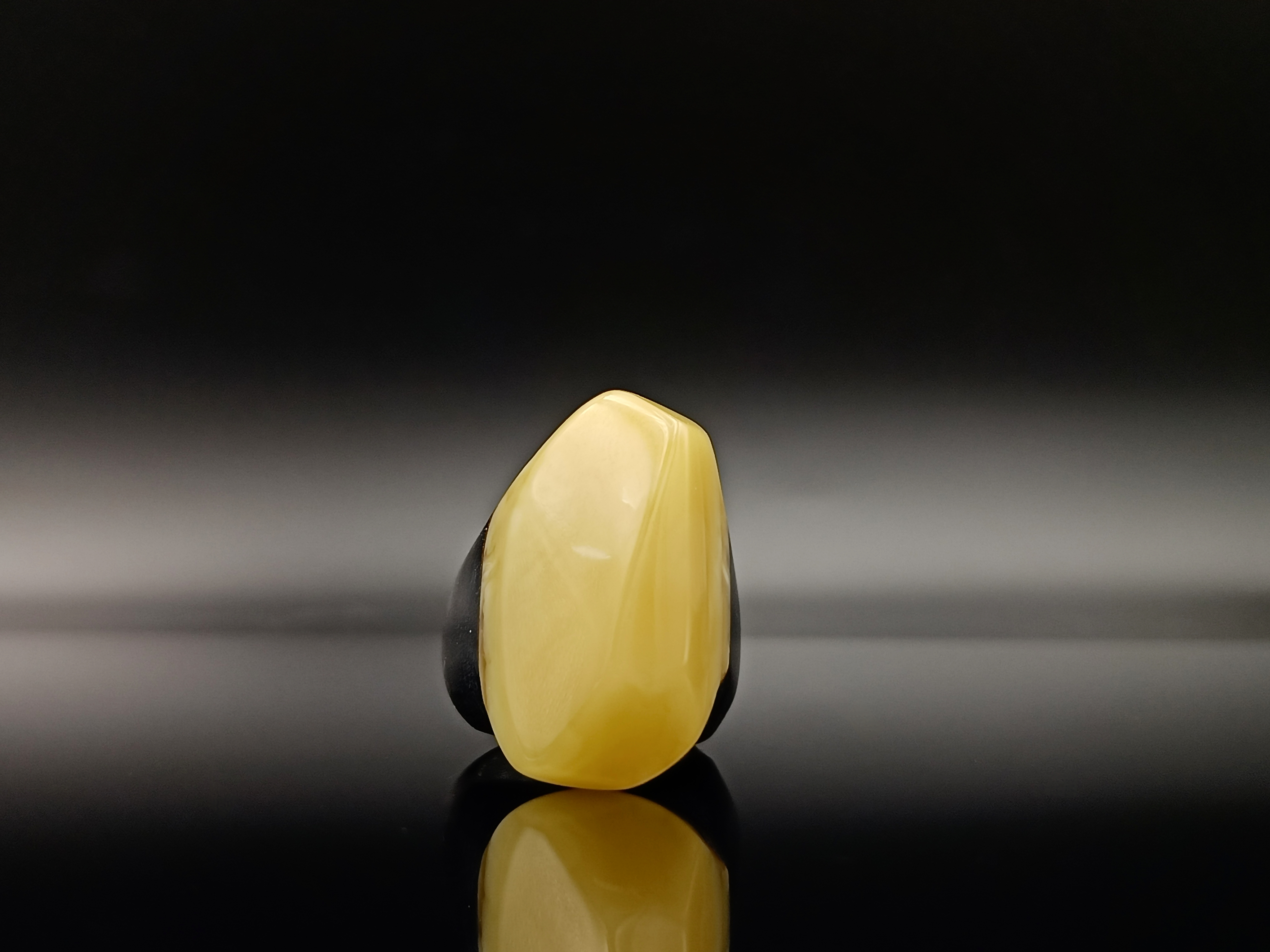 Pierścionek. Bursztyn bałtycki i drewno.