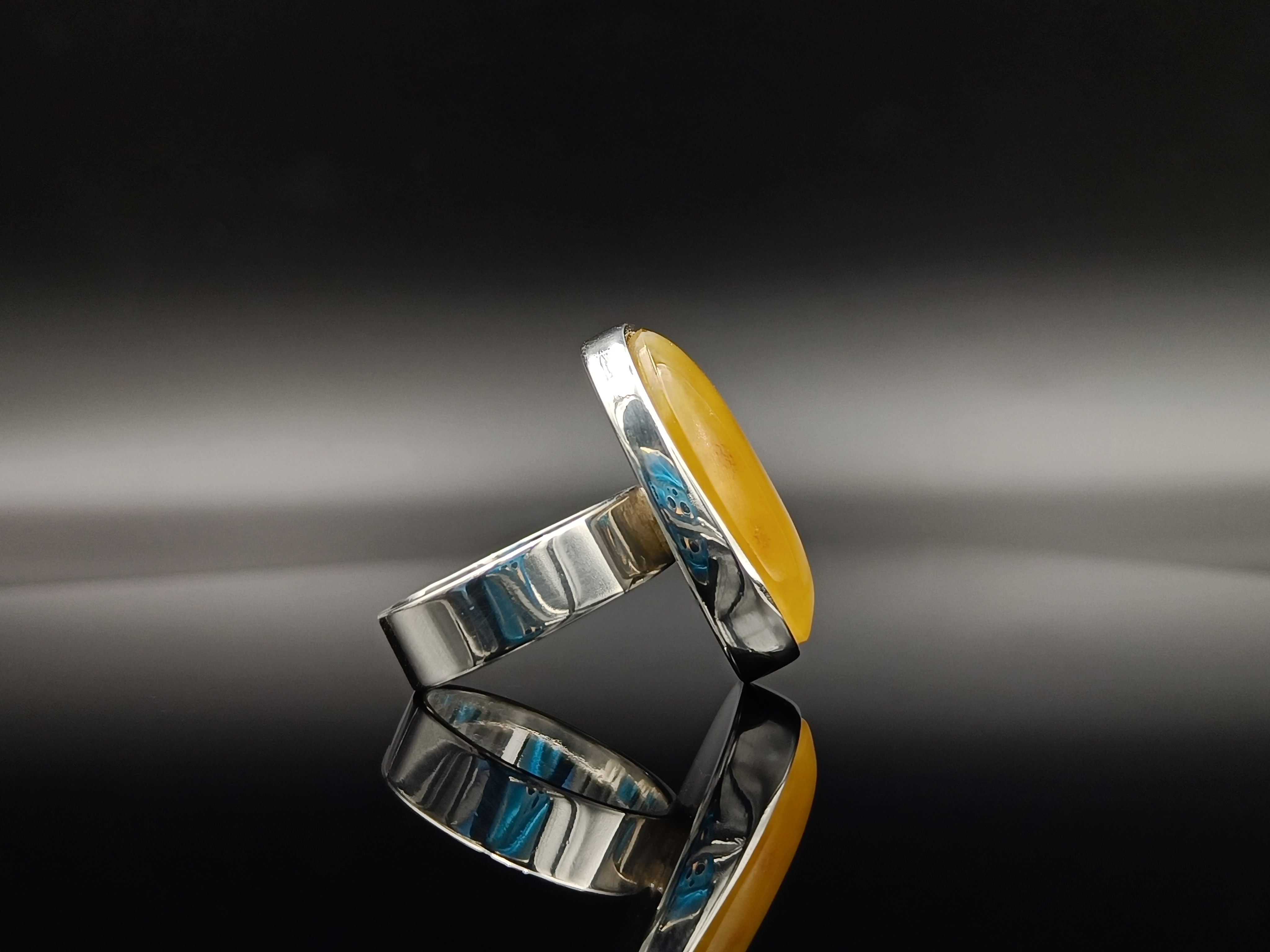 Pierścionek. Naturalny bursztyn bałtycki i srebro próby 925. Unikat.