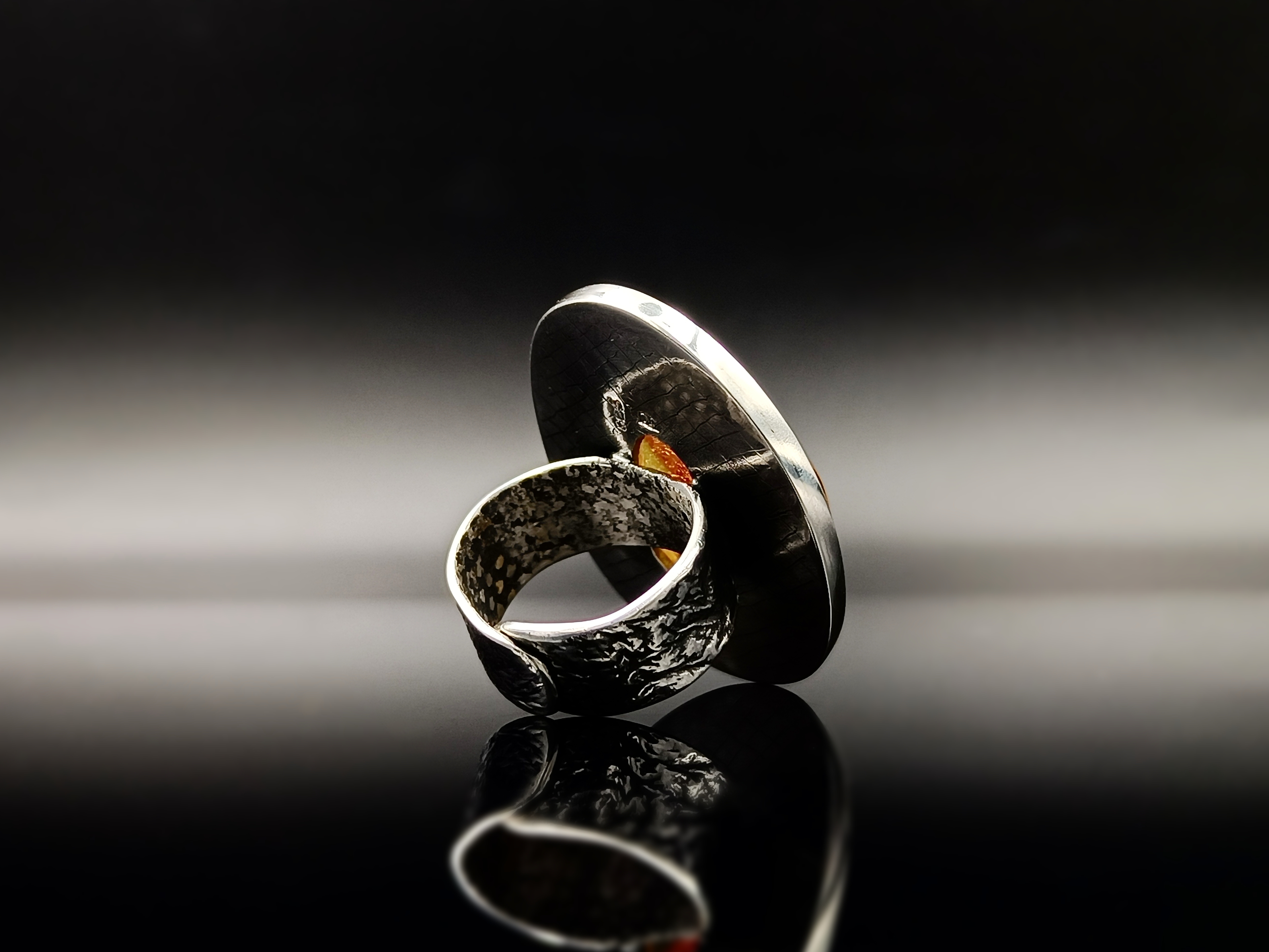 Pierścionek. Bursztyn bałtycki i srebro próby 925. Unikat.