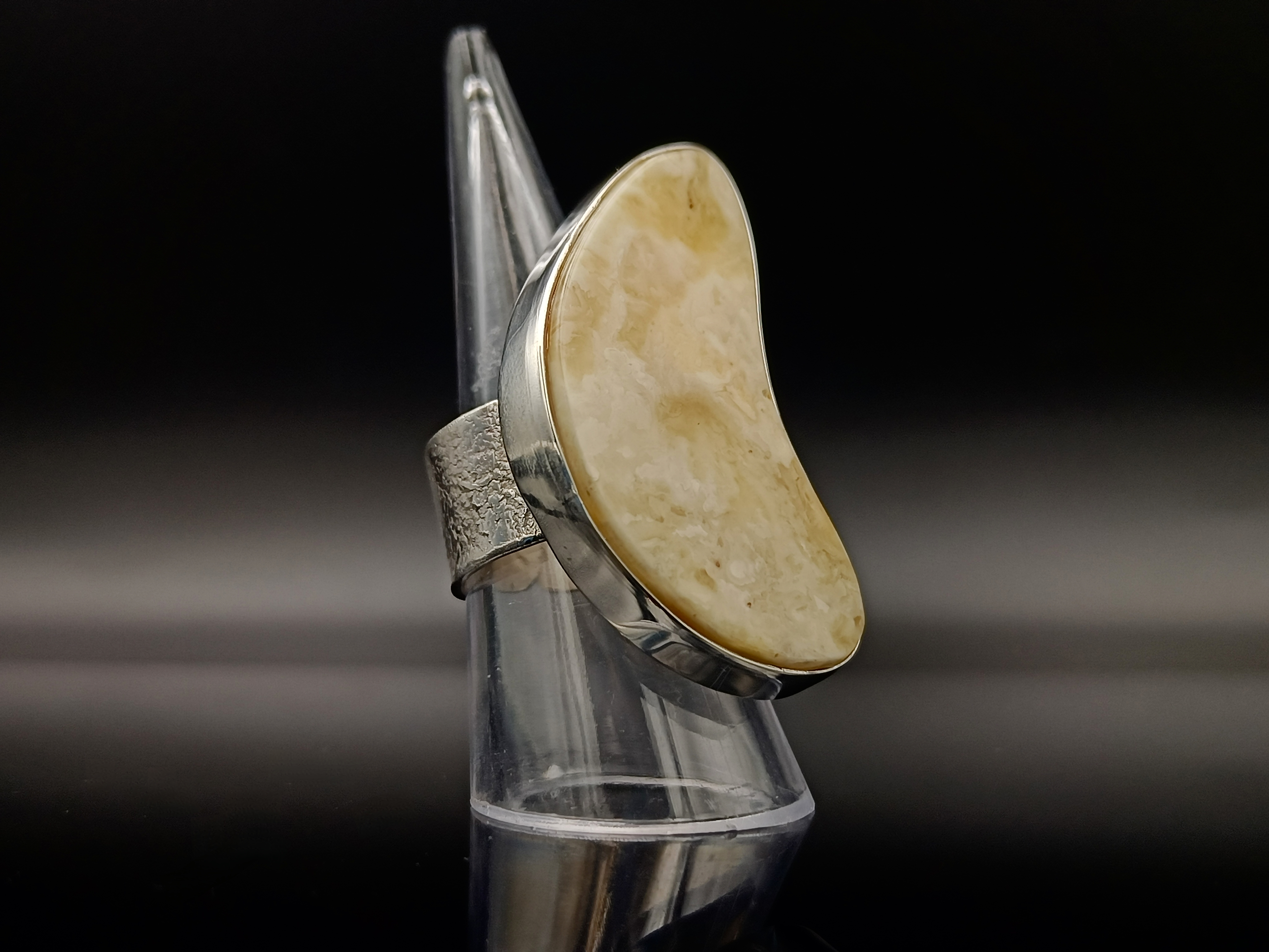 Pierścionek. Biało-żółty bursztyn bałtycki i srebro próby 925. Unikat.