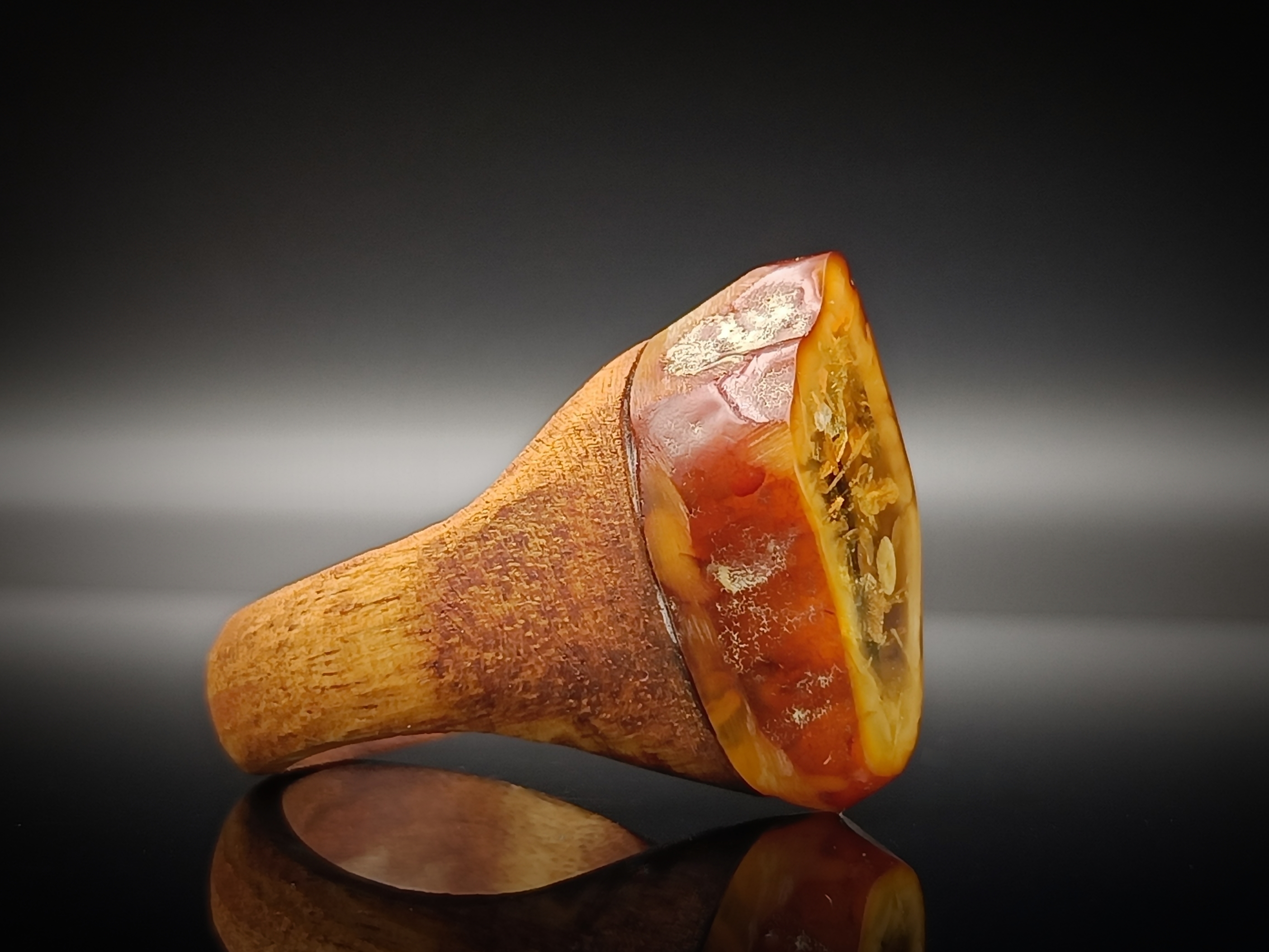 Pierścionek. Bursztyn bałtycki i drewno.