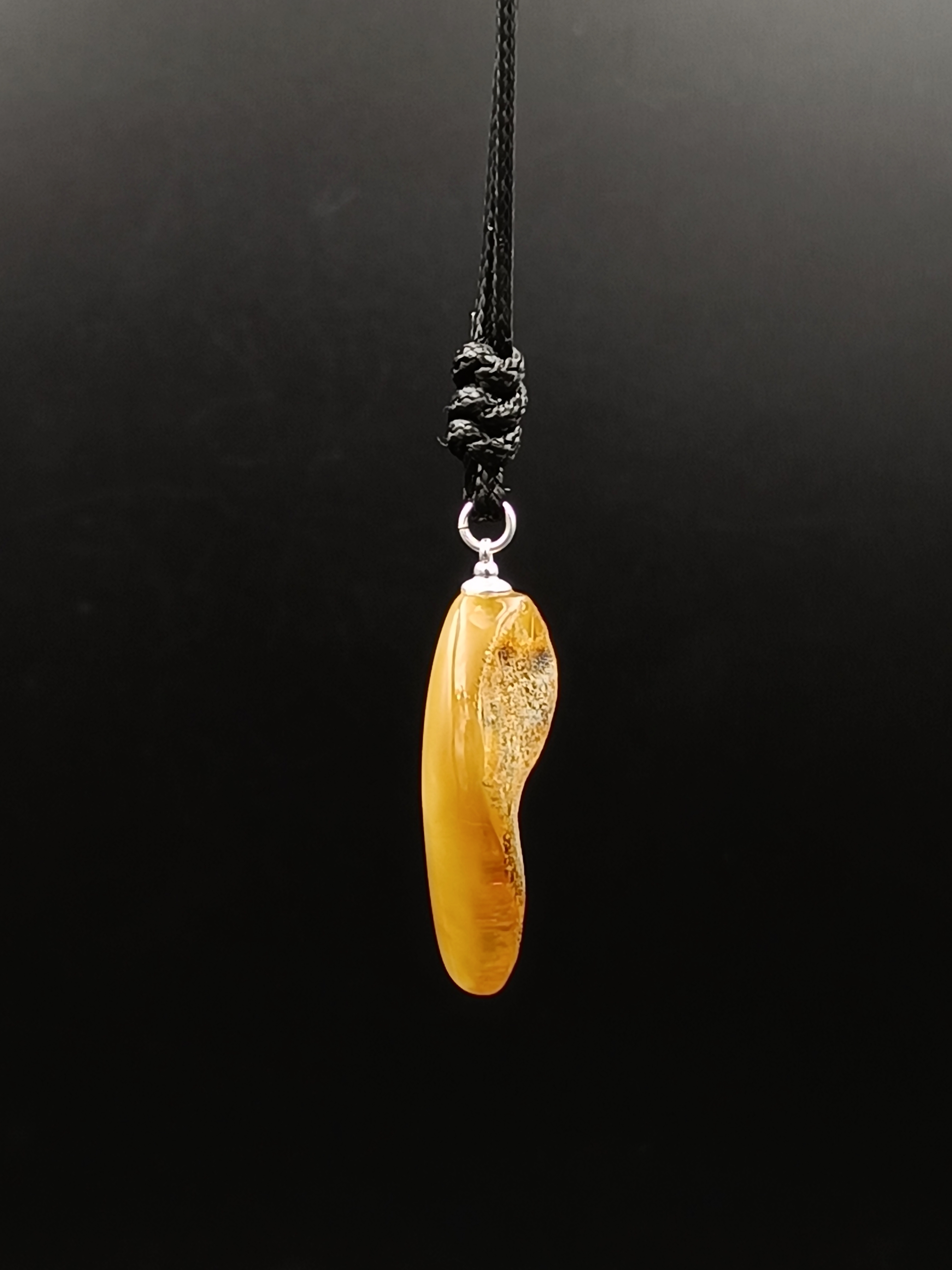 Wisiorek. Naturalny bursztyn bałtycki i srebro 925.