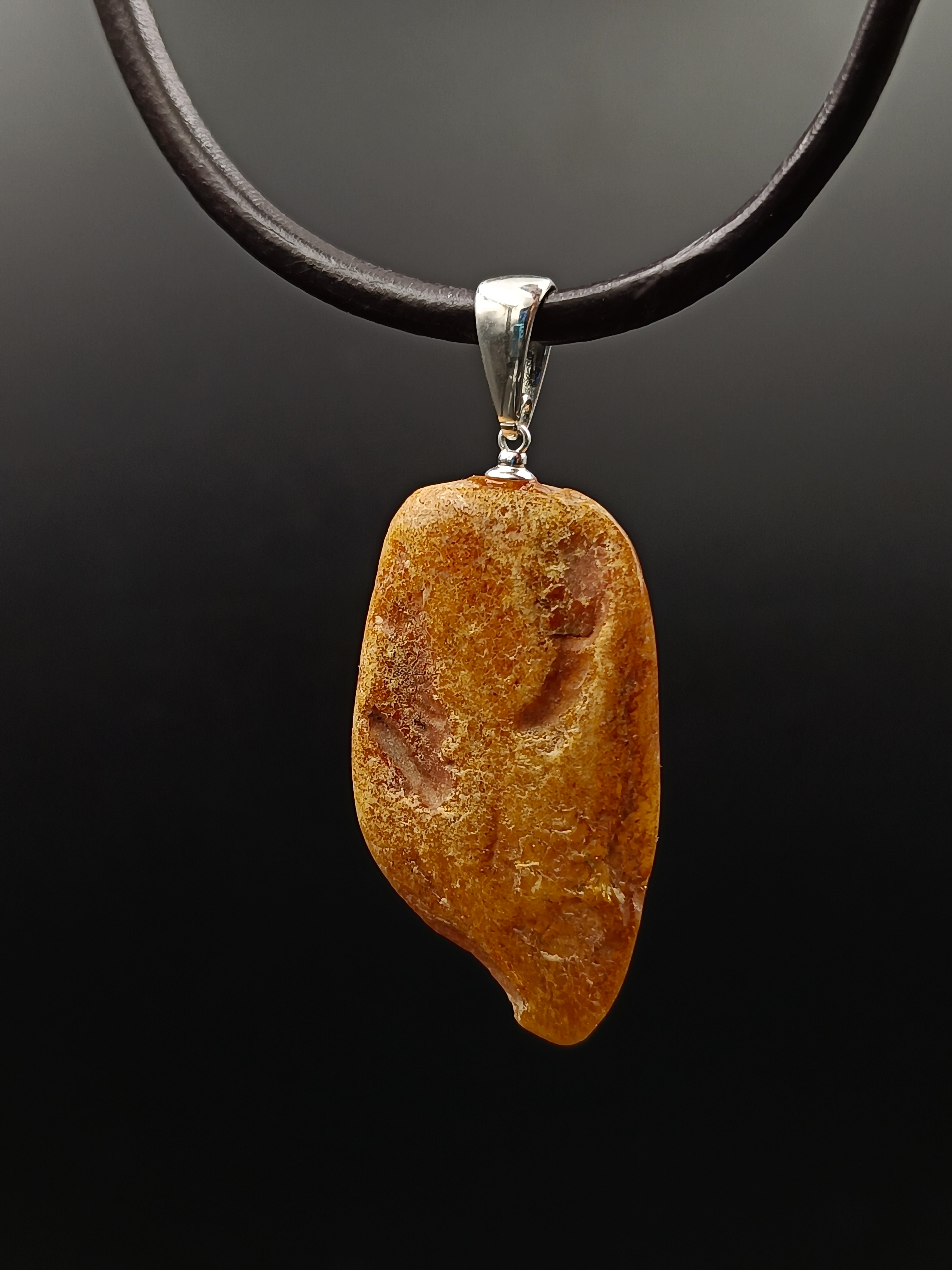 Wisiorek. Naturalny bursztyn bałtycki i srebro próby 925. Unikat.