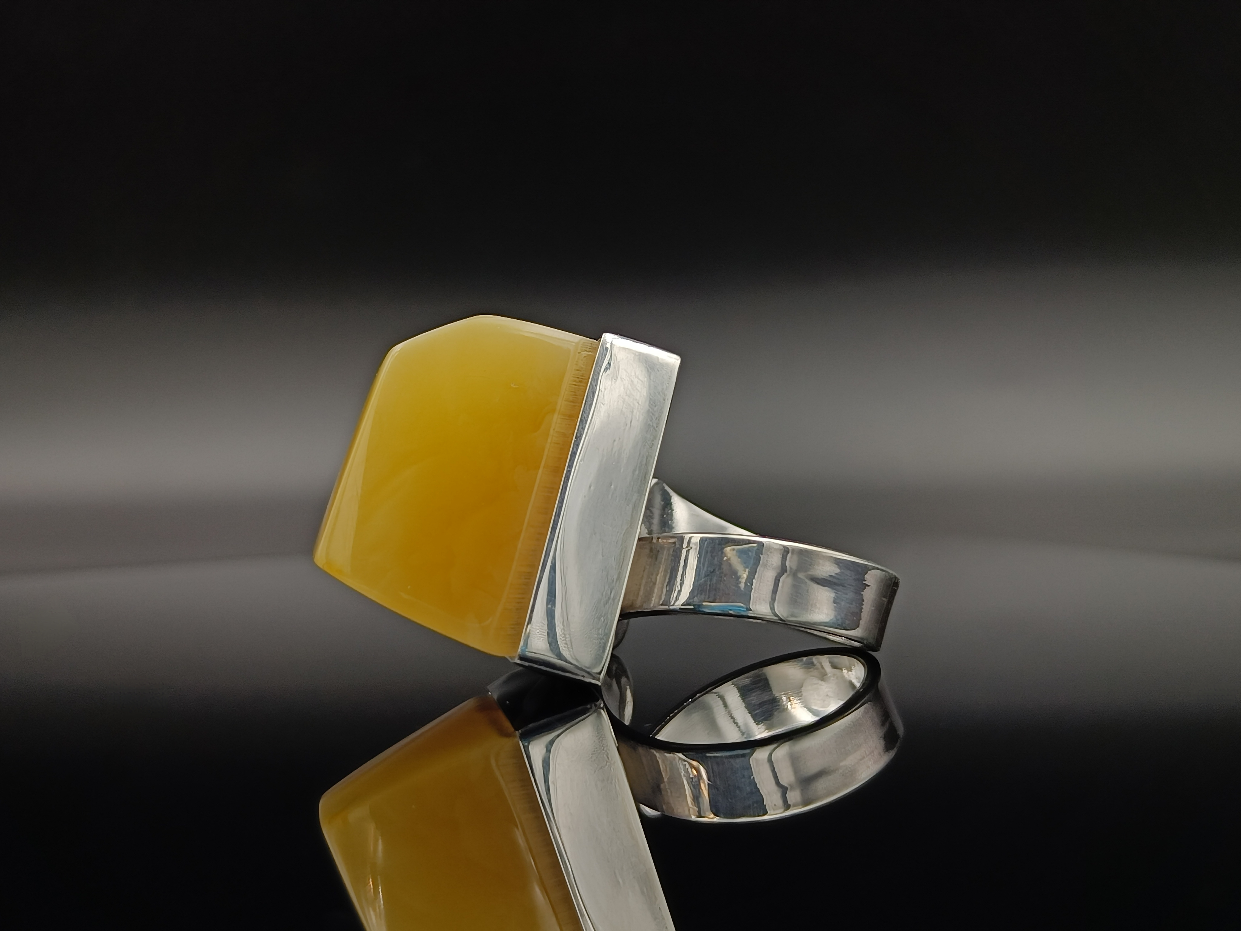 Pierścionek. Naturalny bursztyn bałtycki i srebro próby 925. Unikat.