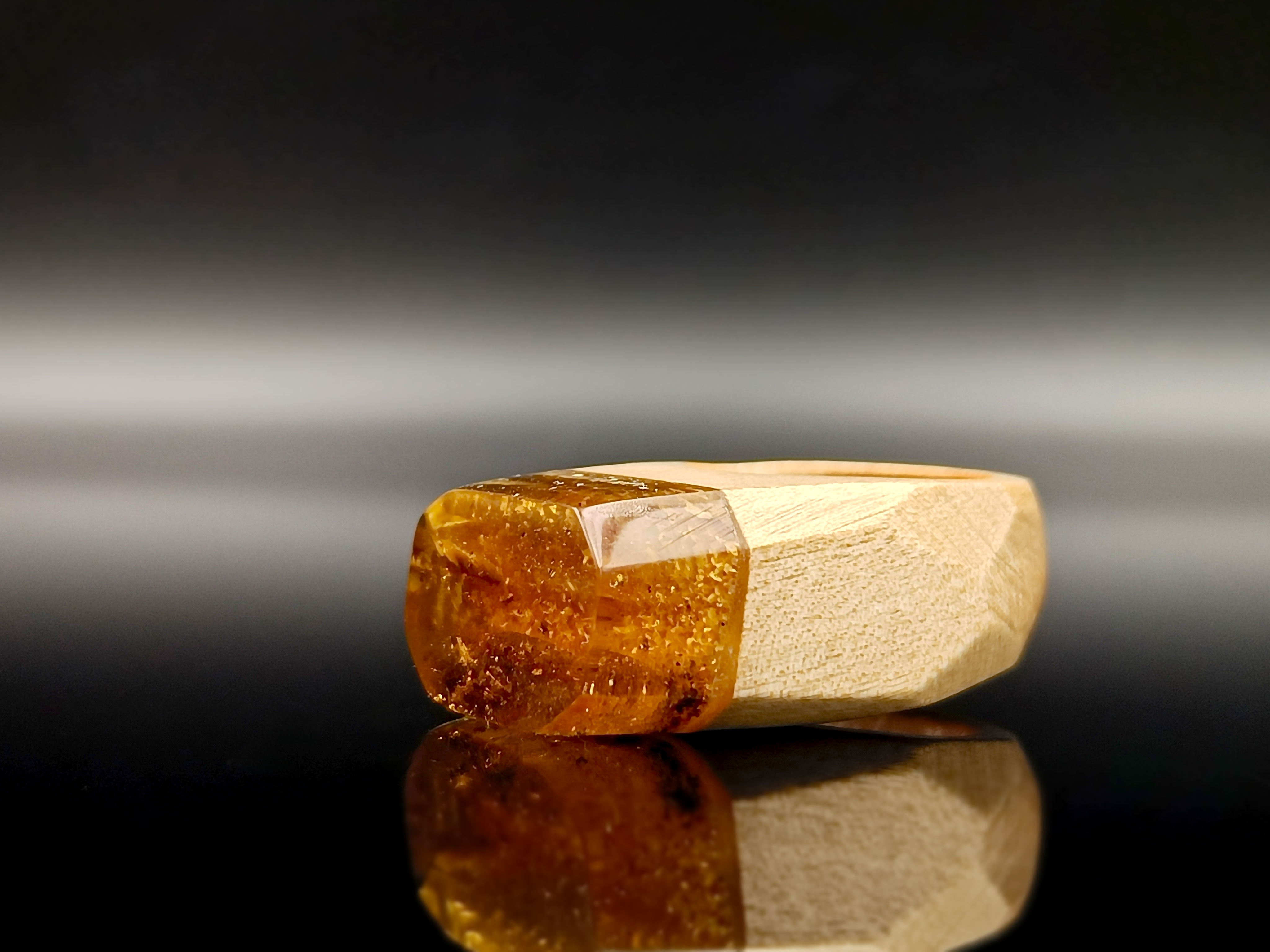 Pierścionek. Bursztyn bałtycki i drewno.