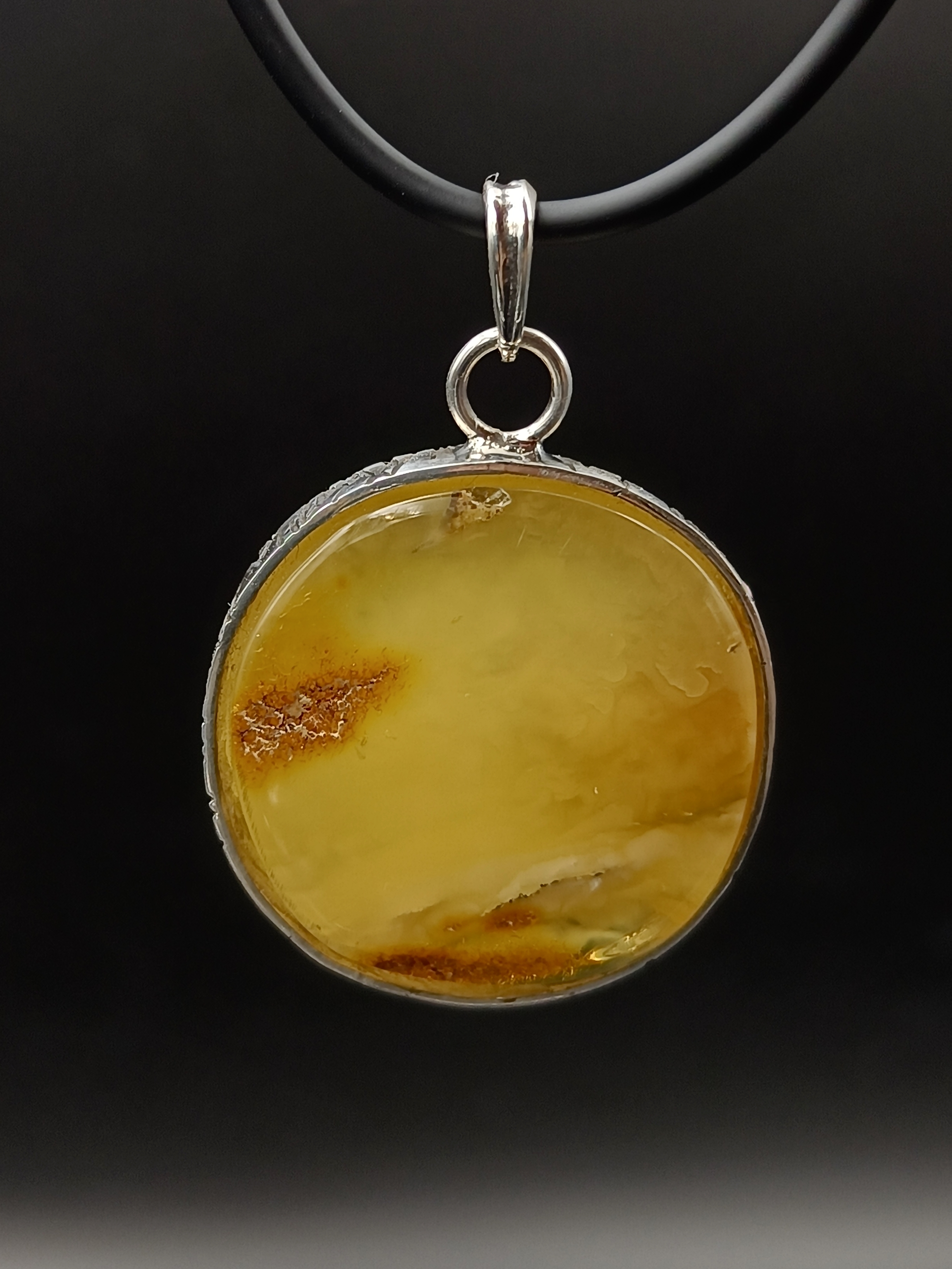 Wisiorek. Naturalny bursztyn bałtycki i srebro próby 925. Unikat.