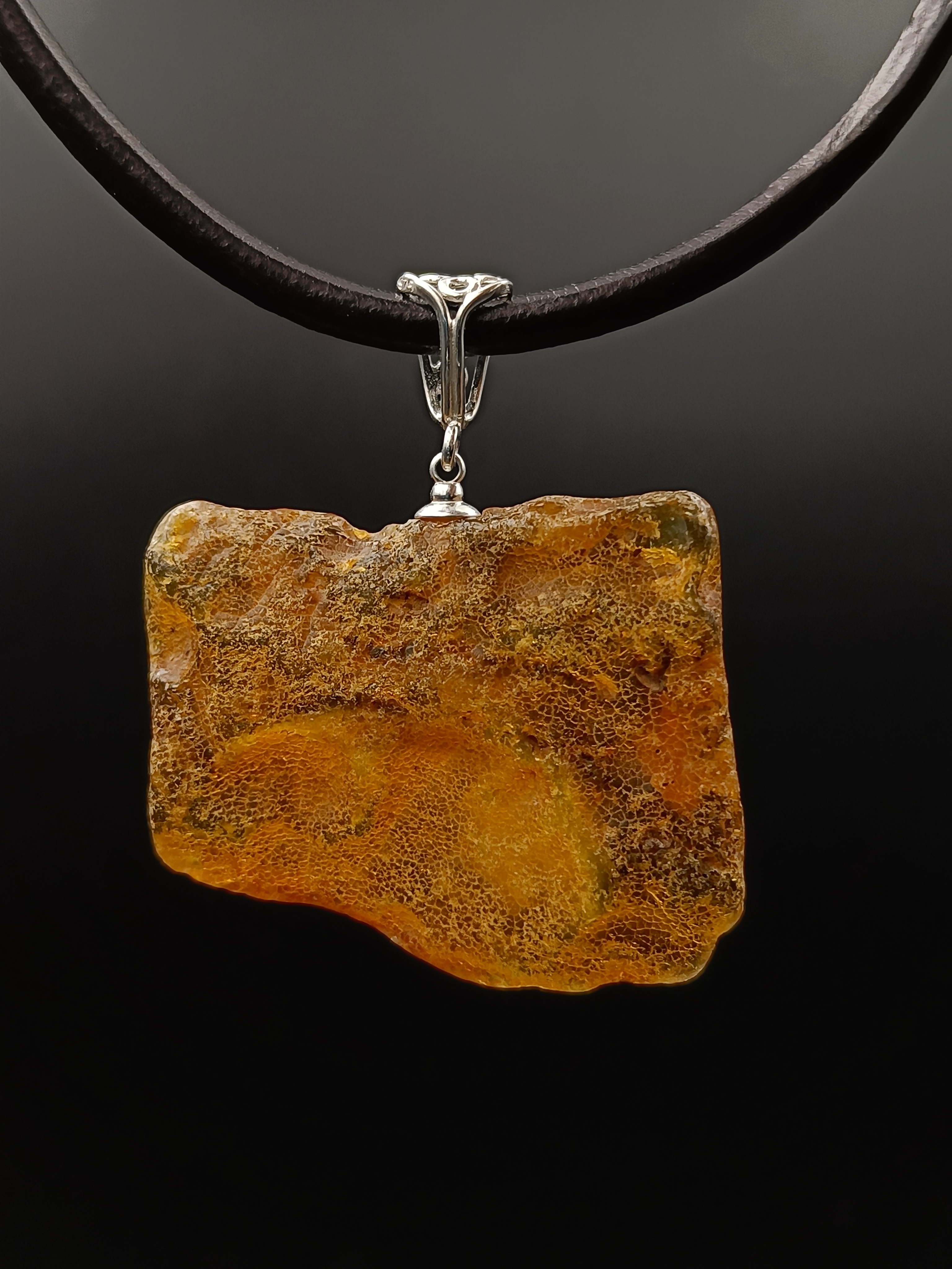 Wisiorek. Naturalny bursztyn bałtycki i srebro próby 925. Unikat.