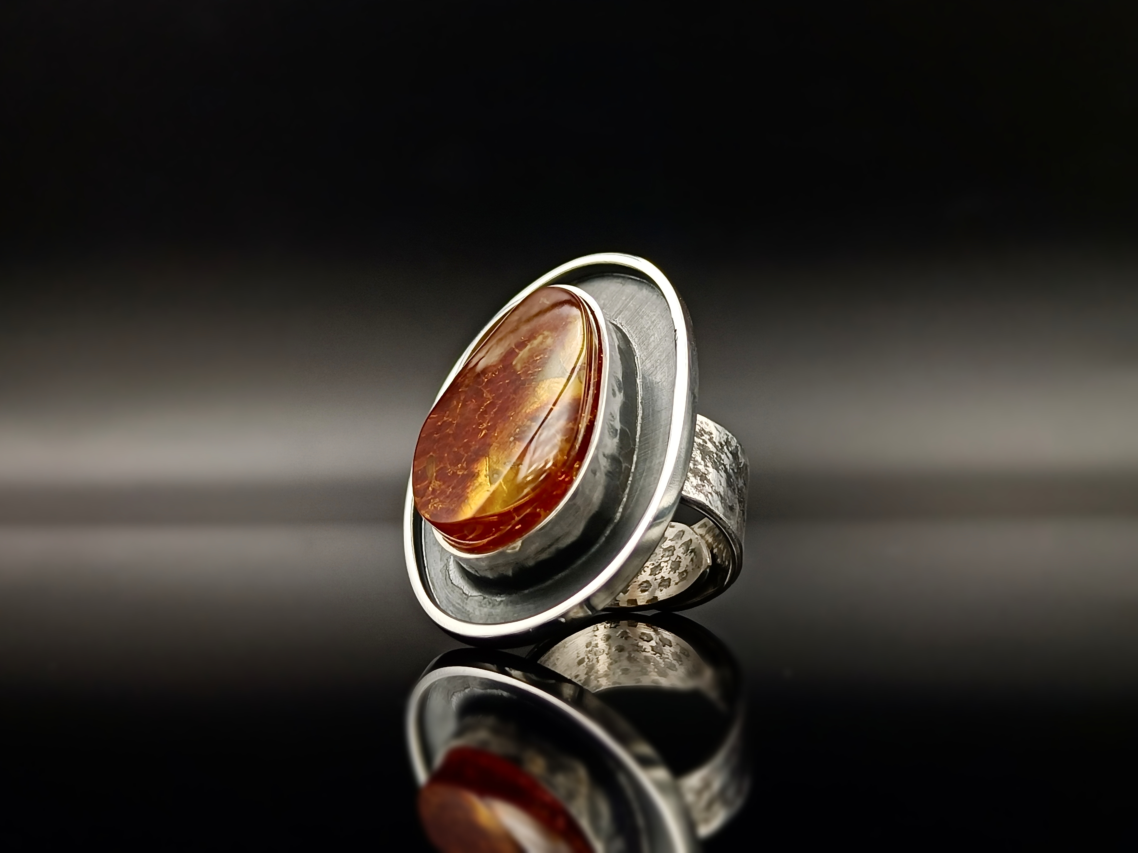 Pierścionek. Bursztyn bałtycki i srebro próby 925. Unikat.