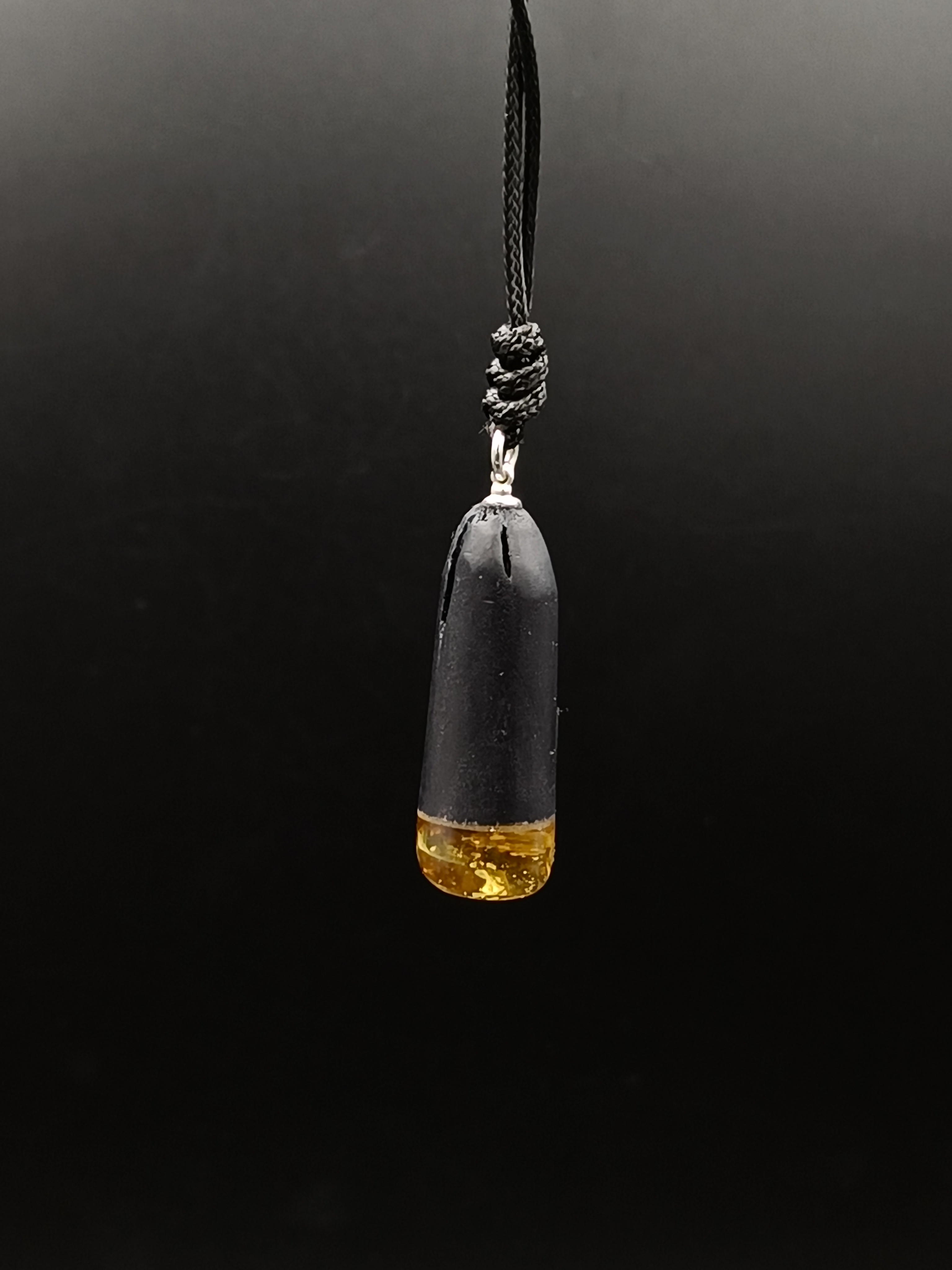 Wisiorek. Naturalny bursztyn bałtycki, drewno i srebro 925.