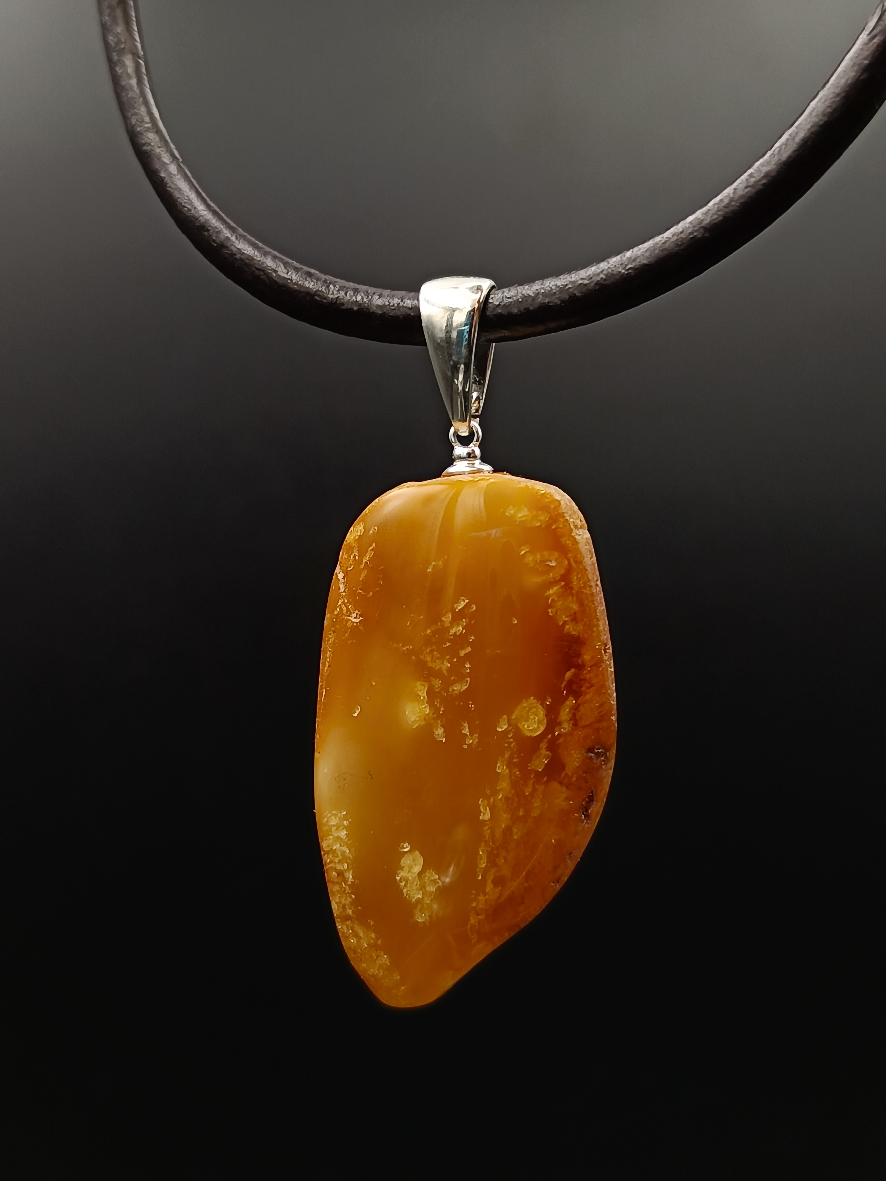 Wisiorek. Naturalny bursztyn bałtycki i srebro próby 925. Unikat.