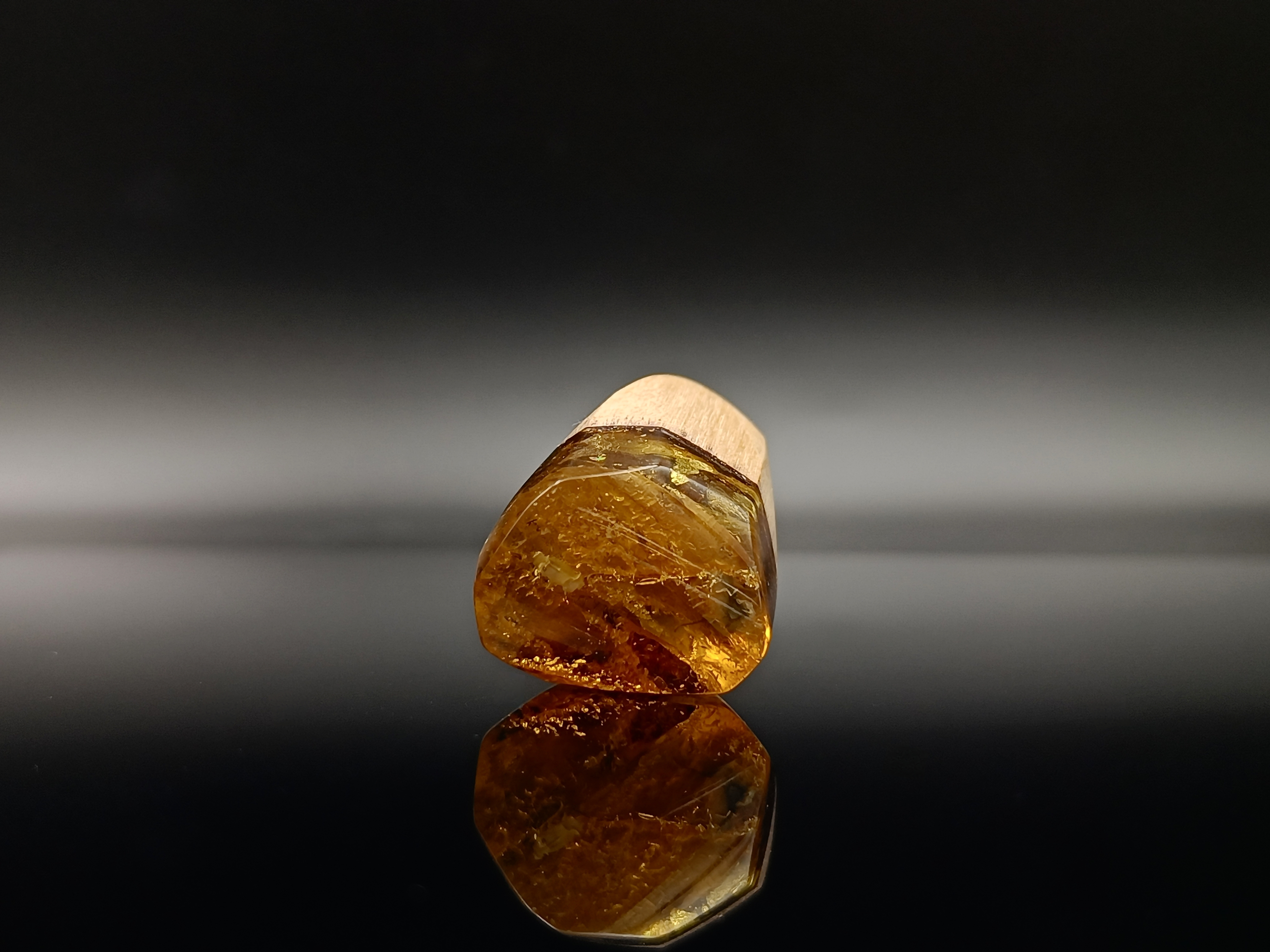 Pierścionek. Bursztyn bałtycki i drewno.