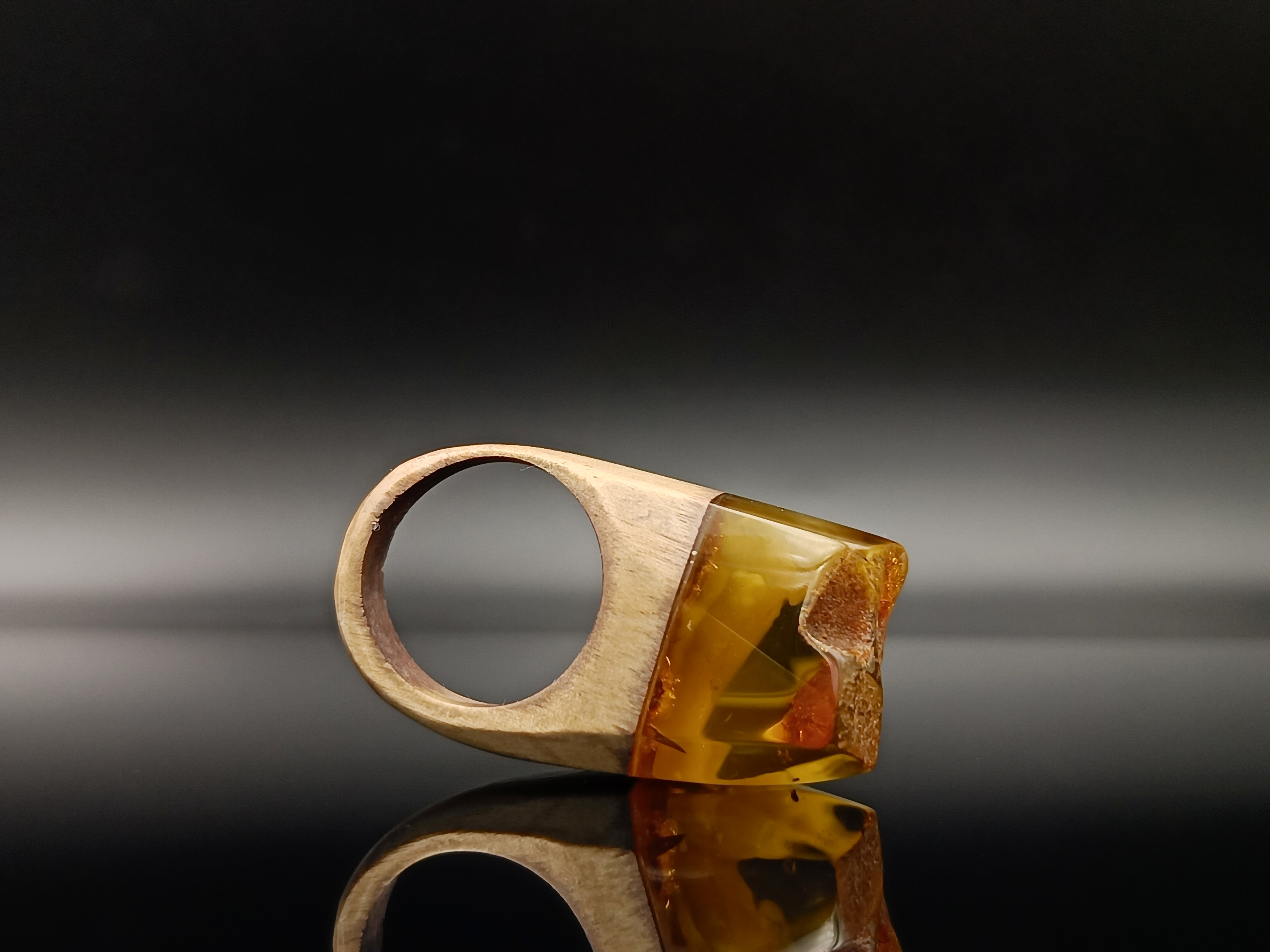 Pierścionek. Bursztyn bałtycki i drewno.